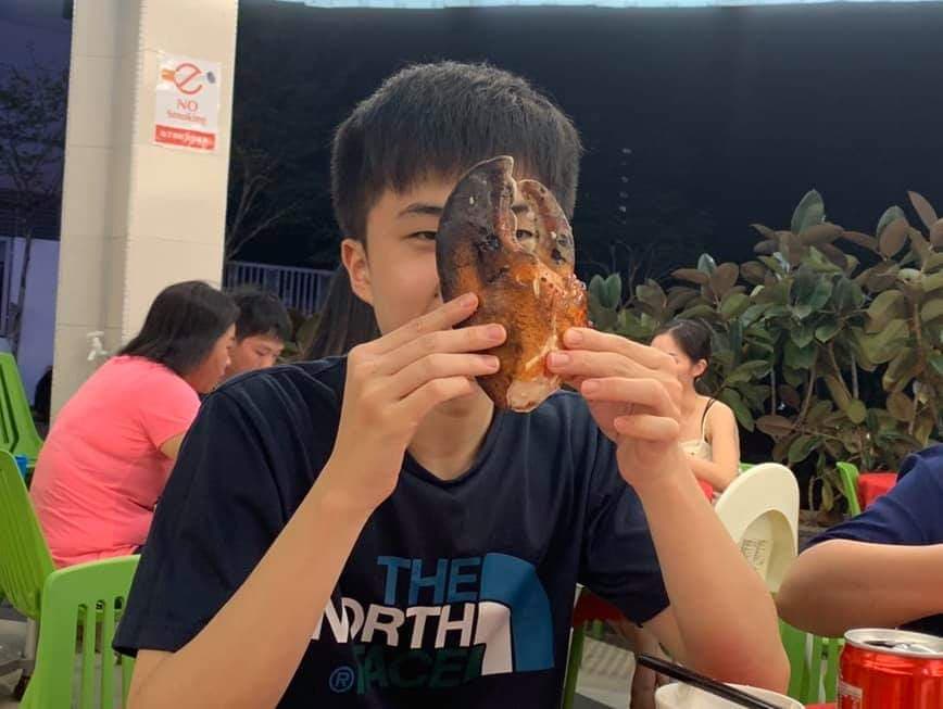 國際桌總在官方粉專上放上林昀儒奪冠後大吃美食的逗趣模樣,並寫上照片來源是鄭怡靜拍攝。(翻攝自ITTF官方粉絲專頁)