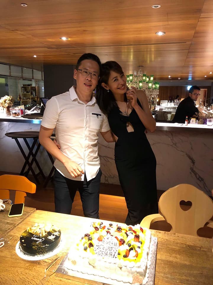 賈永婕和老公合照放閃,秀出禮服腰際挖空的設計美感。(翻攝自賈永婕臉書)