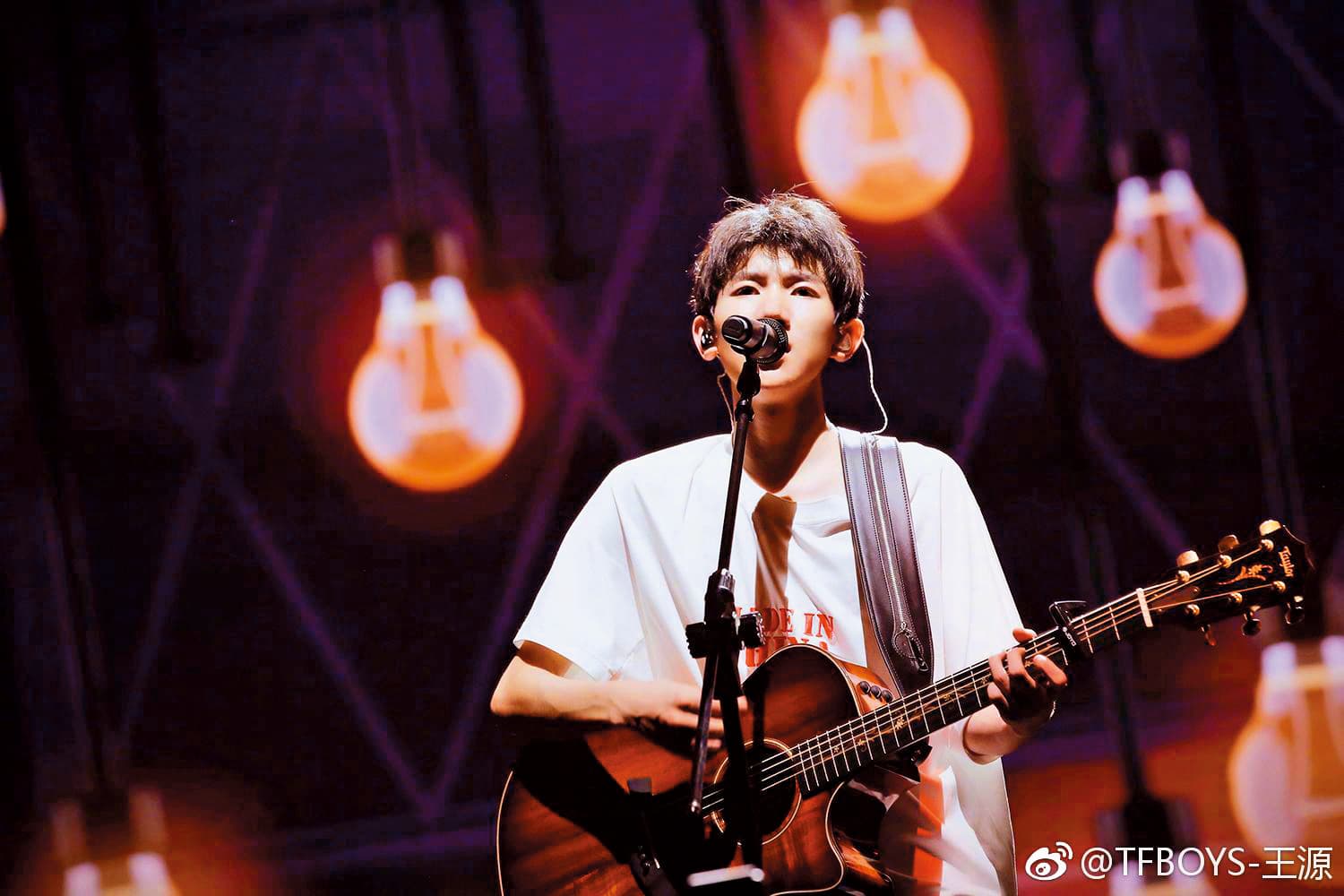 王源這次低調來台錄音，不知道是不是為自己的個人作品做準備。（翻攝自王源官方微博）