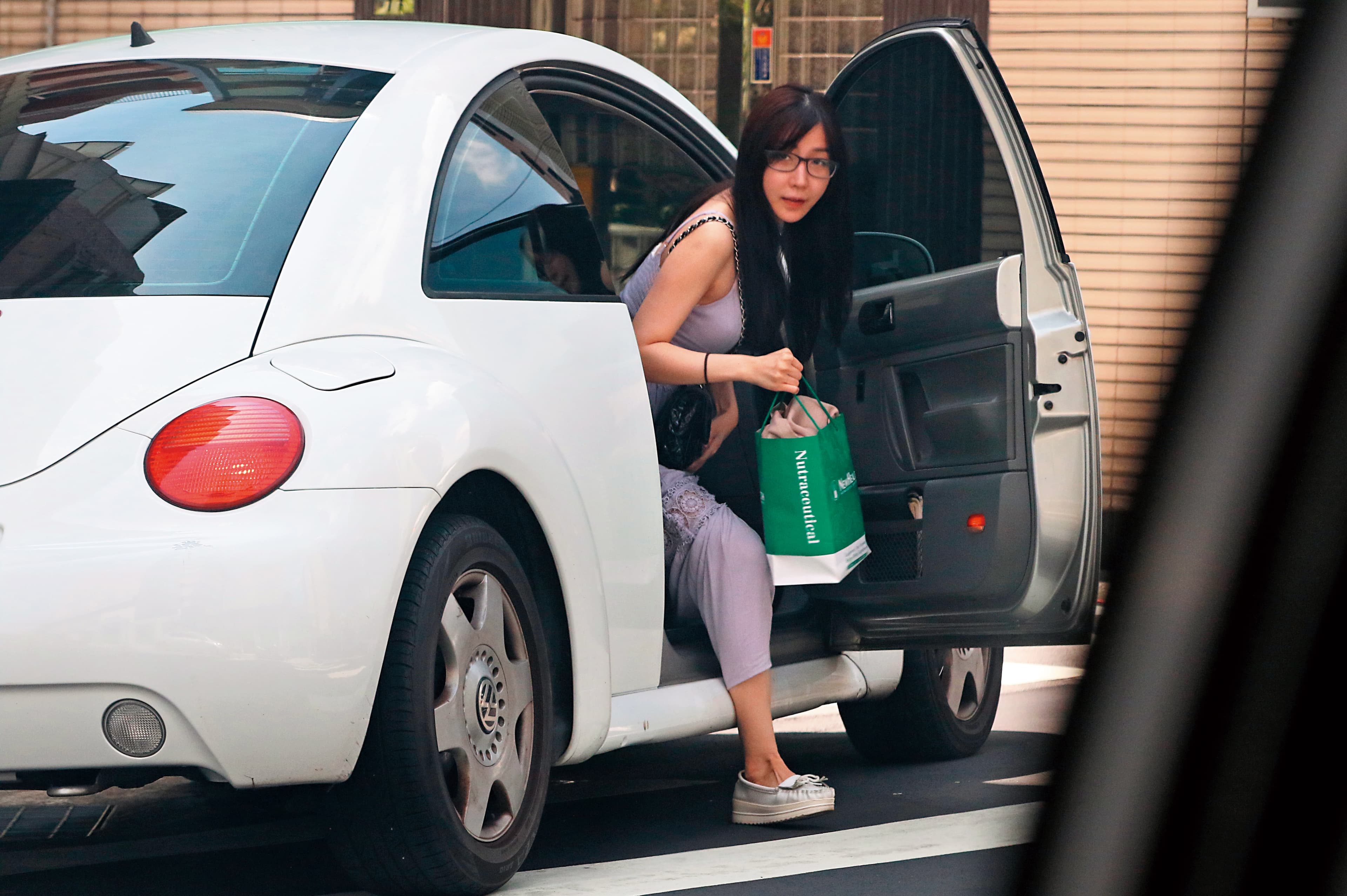 7/13 13:42 Eli同樣也搭廖人帥的車子離開，換上眼鏡的她，顯現出來的奶浪驚人。
