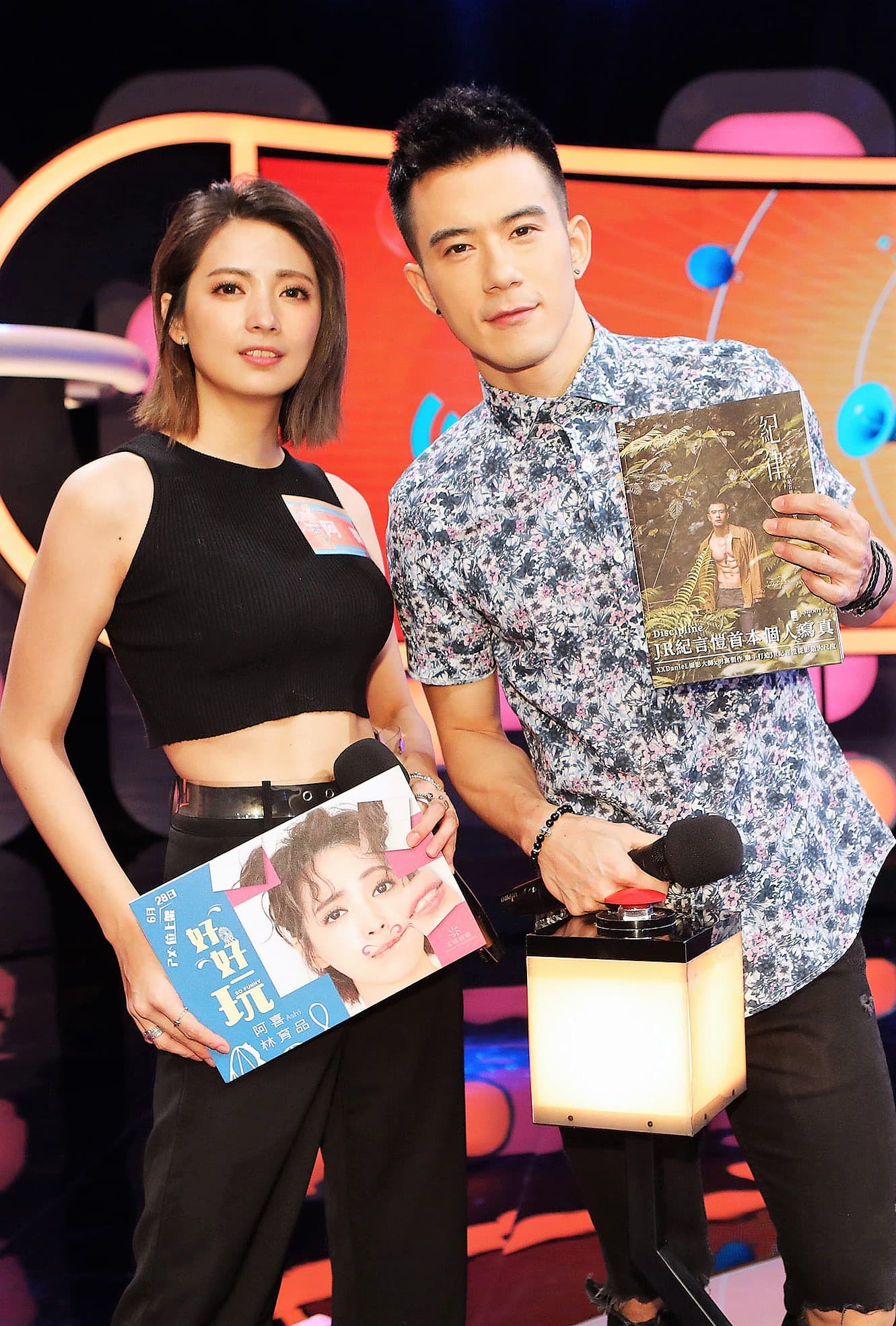 阿喜、JR帶著自己的新作品上節目宣傳。(公視提供)