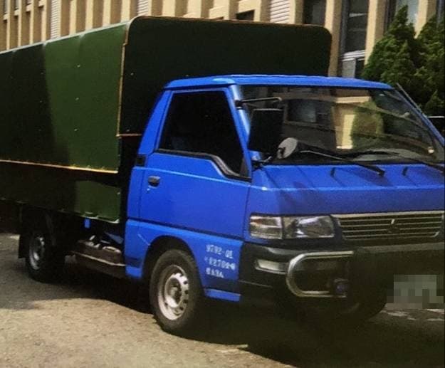 本刊掌握,國安局打算用來載菸的2輛藍白色小型及中型貨車是向總統府借用的公務車,照片首度曝光。(讀者提供)