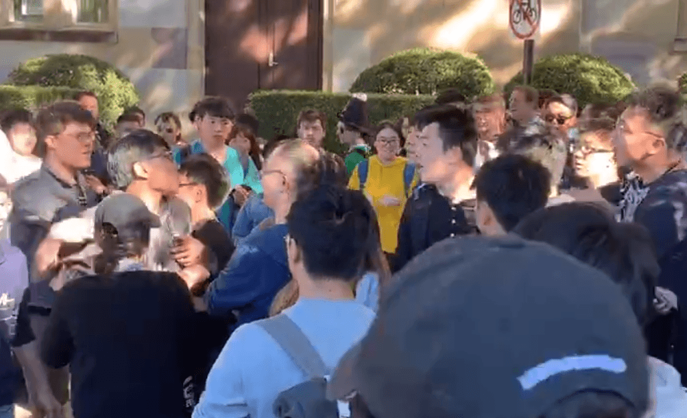 香港學生在澳洲昆士蘭大學發起靜坐聲援反送中，遭陸生鬧場毆打，雙方人馬互嗆。（翻攝自澳港聯臉書）