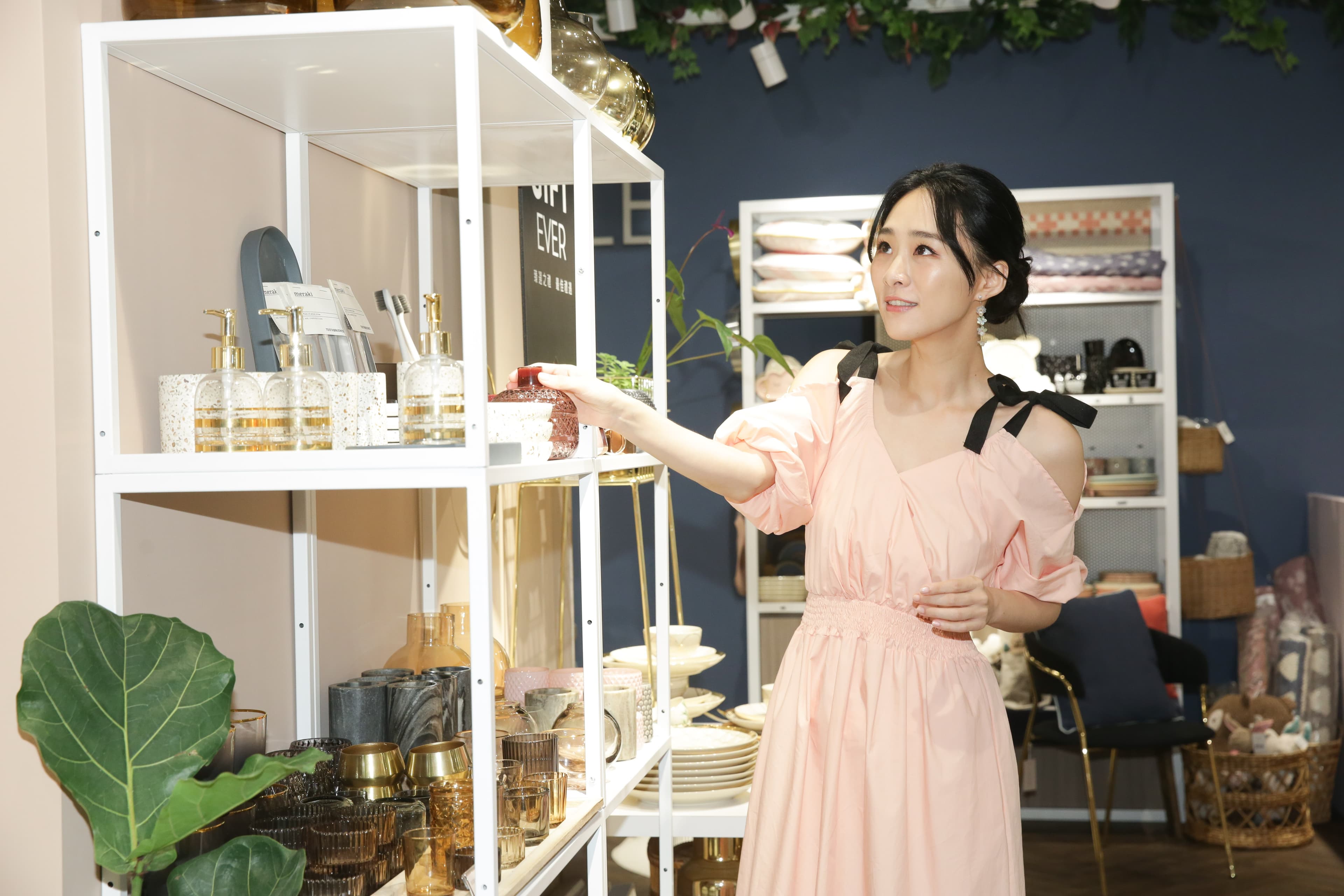 對歐洲家飾情有獨鍾的吳可熙,為北歐家居品牌擔任一日店長,專業地為媒體介紹商品。