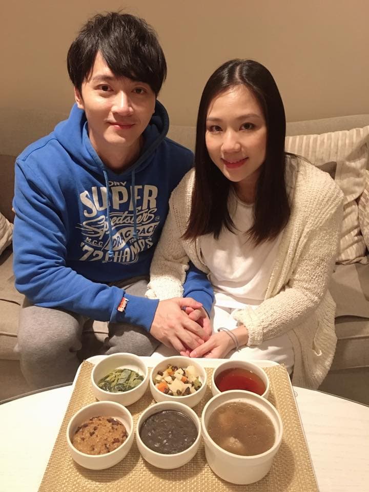 馬俊麟（左）和太太梁敏婷（右）育有一對雙胞胎兒子星星與元元。（翻攝自馬俊麟臉書）