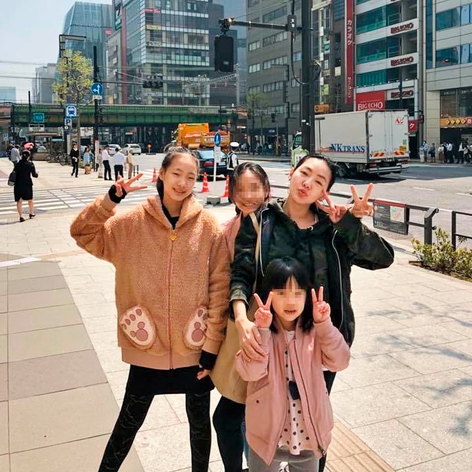 螢光幕上光鮮亮麗又誇張，私下小S（右）的打扮相當樸素，連帶也影響女兒們的穿著。	（翻攝自徐熙娣IG）