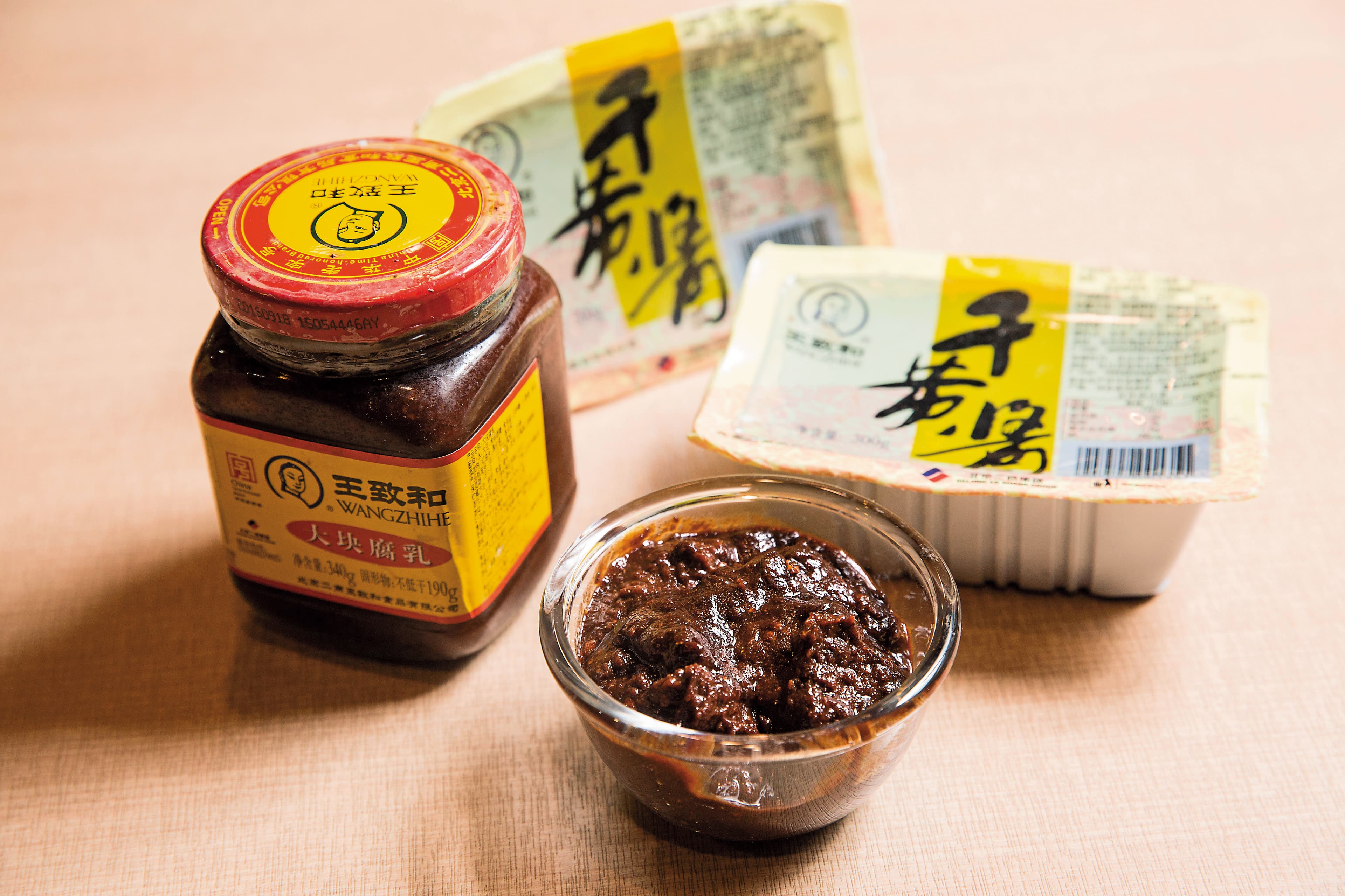 欣味王將麵店內的醬料與香料都是從哈爾濱空運來台,運費一年就要十萬元以上。