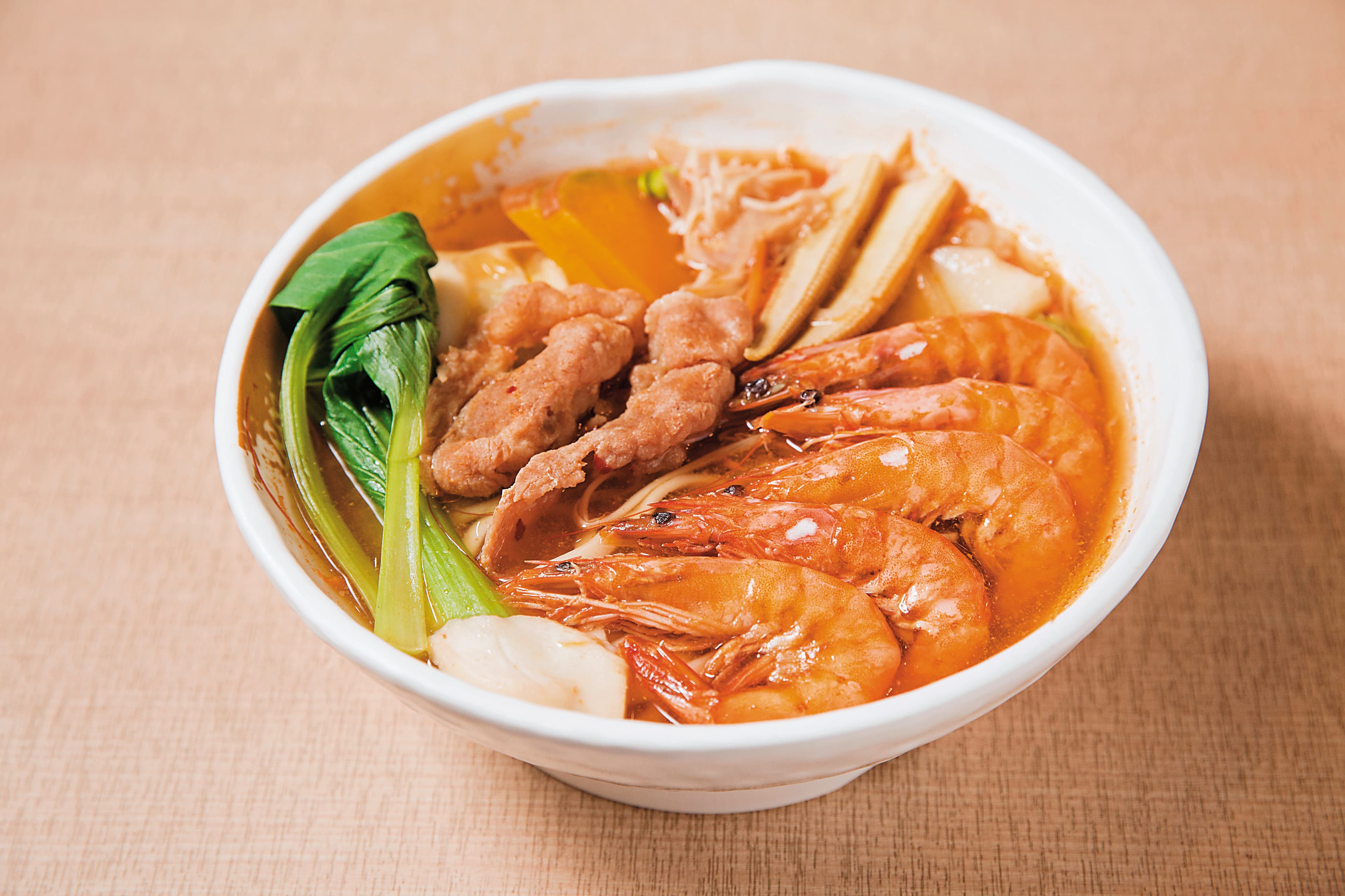 大醬豬肉爆蝦麵以大醬湯為底,搭配溫體黑豬肉、蔬菜與五隻蝦子,視覺與味道都讓人滿足。(140元/份)