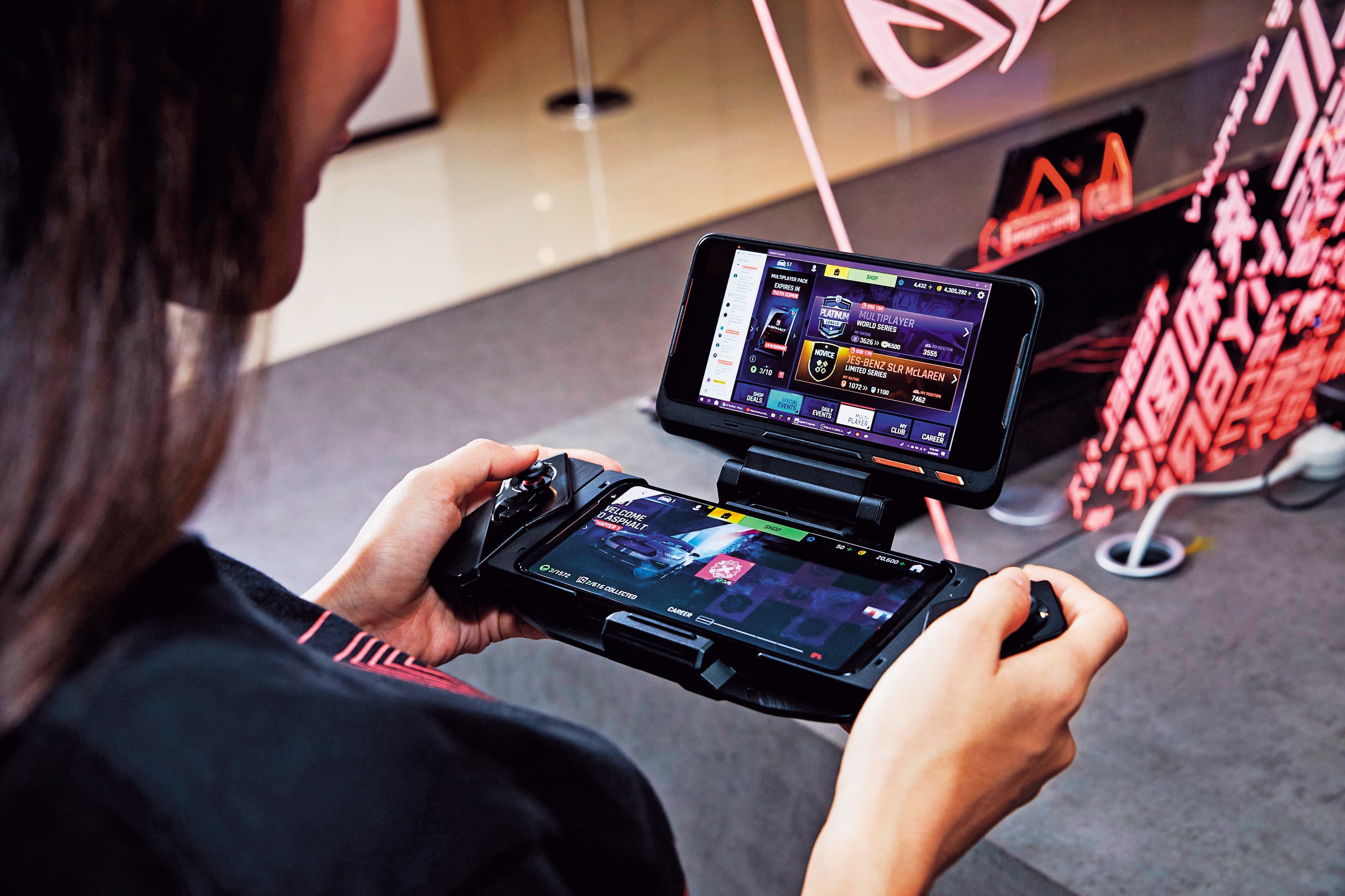 ROG Phone II電競手機除主打強悍規格外,還有雙螢幕基座等近10款周邊配件可選購。(華碩提供)