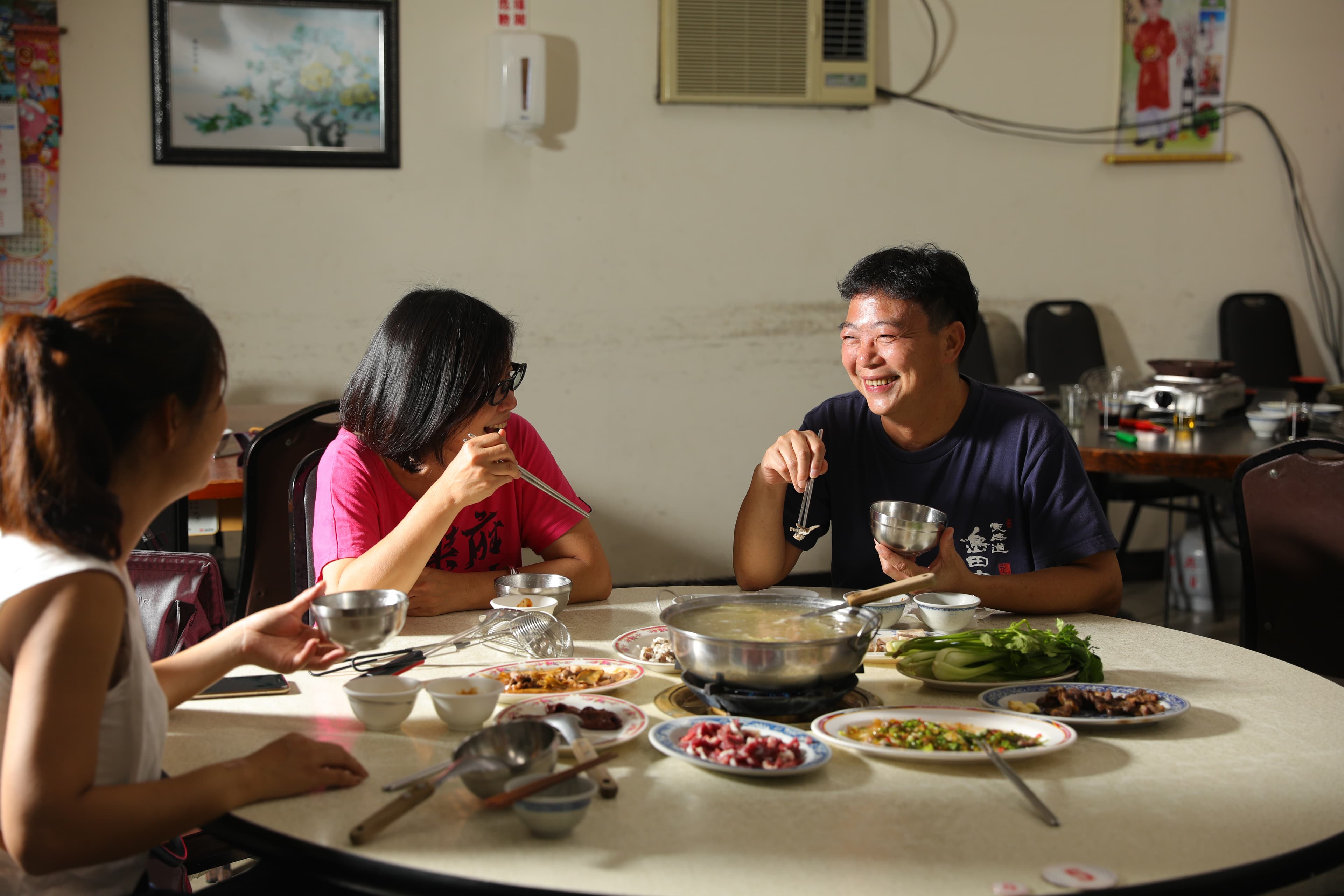 資深旅遊美食記者陳志東,走訪農村鄉鎮,挖掘迷人故事和滋味。