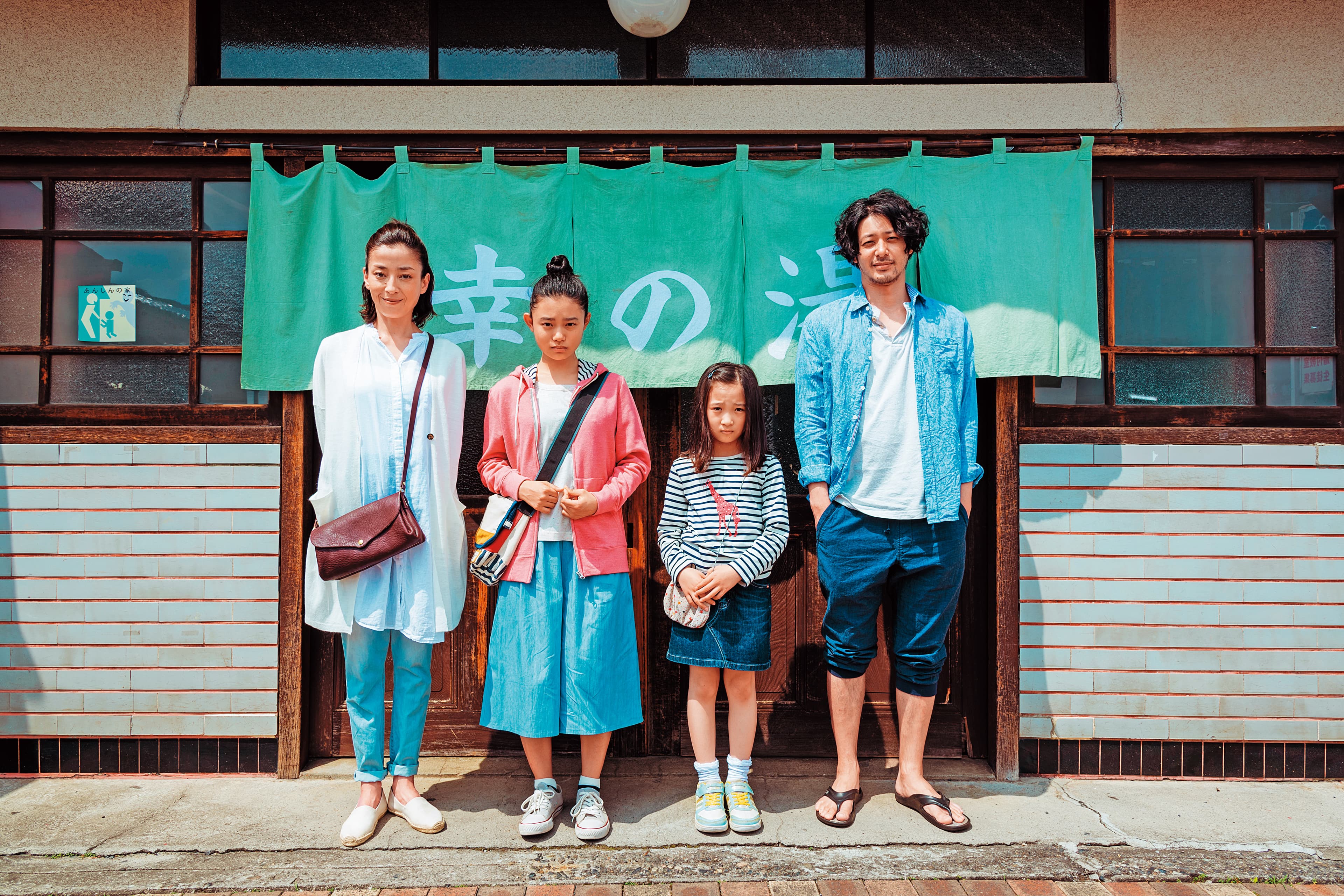 拍《幸福湯屋》時,中野量太要求宮澤理惠(左1)、杉咲花(左2)一起打掃湯屋,右1為小田切讓。(天馬行空提供)