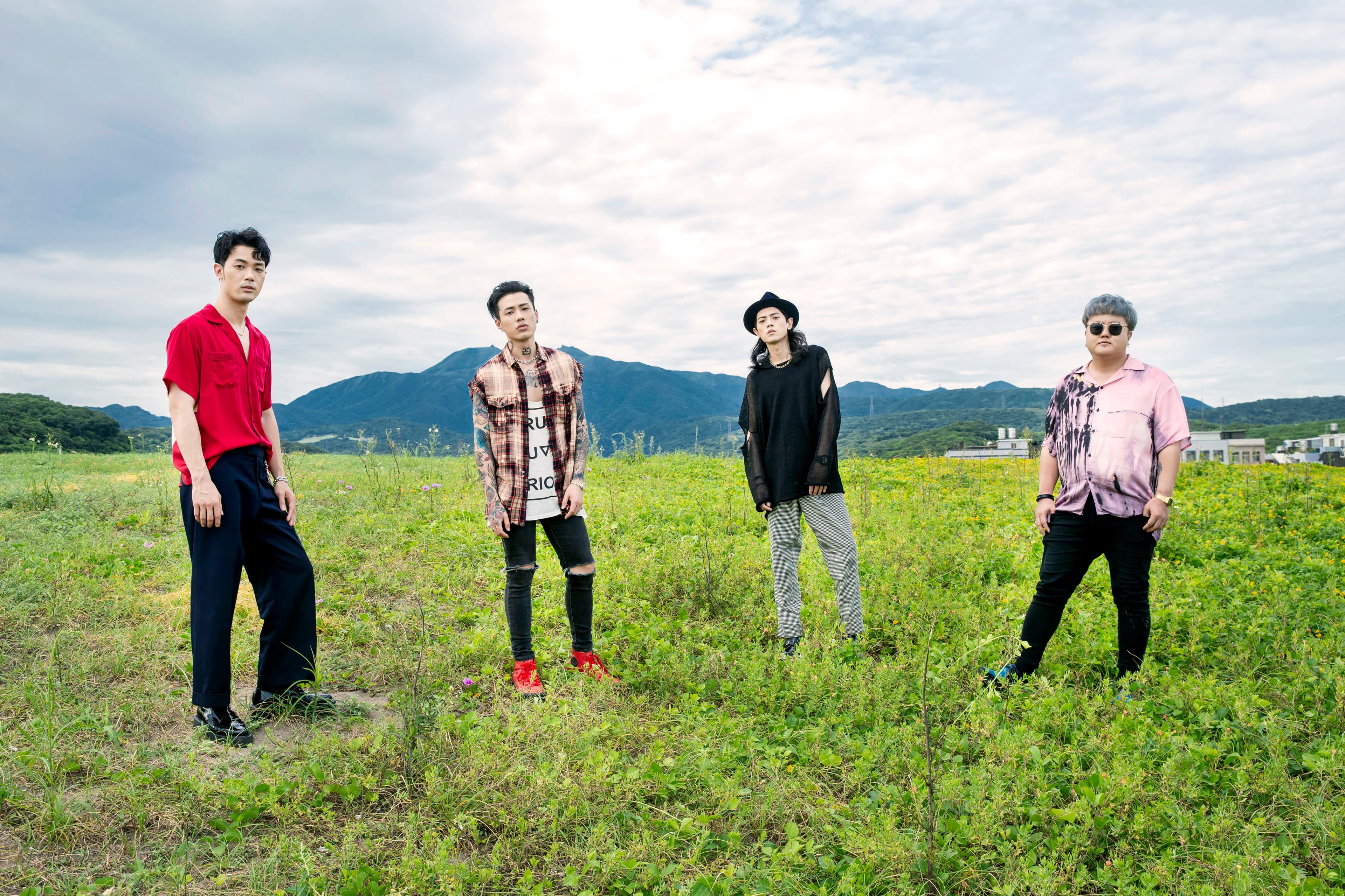 TRASH推出新單曲〈重感情的廢物〉,為了拍MV,凌晨3點就前往北海岸。( 華納唱片提供 )