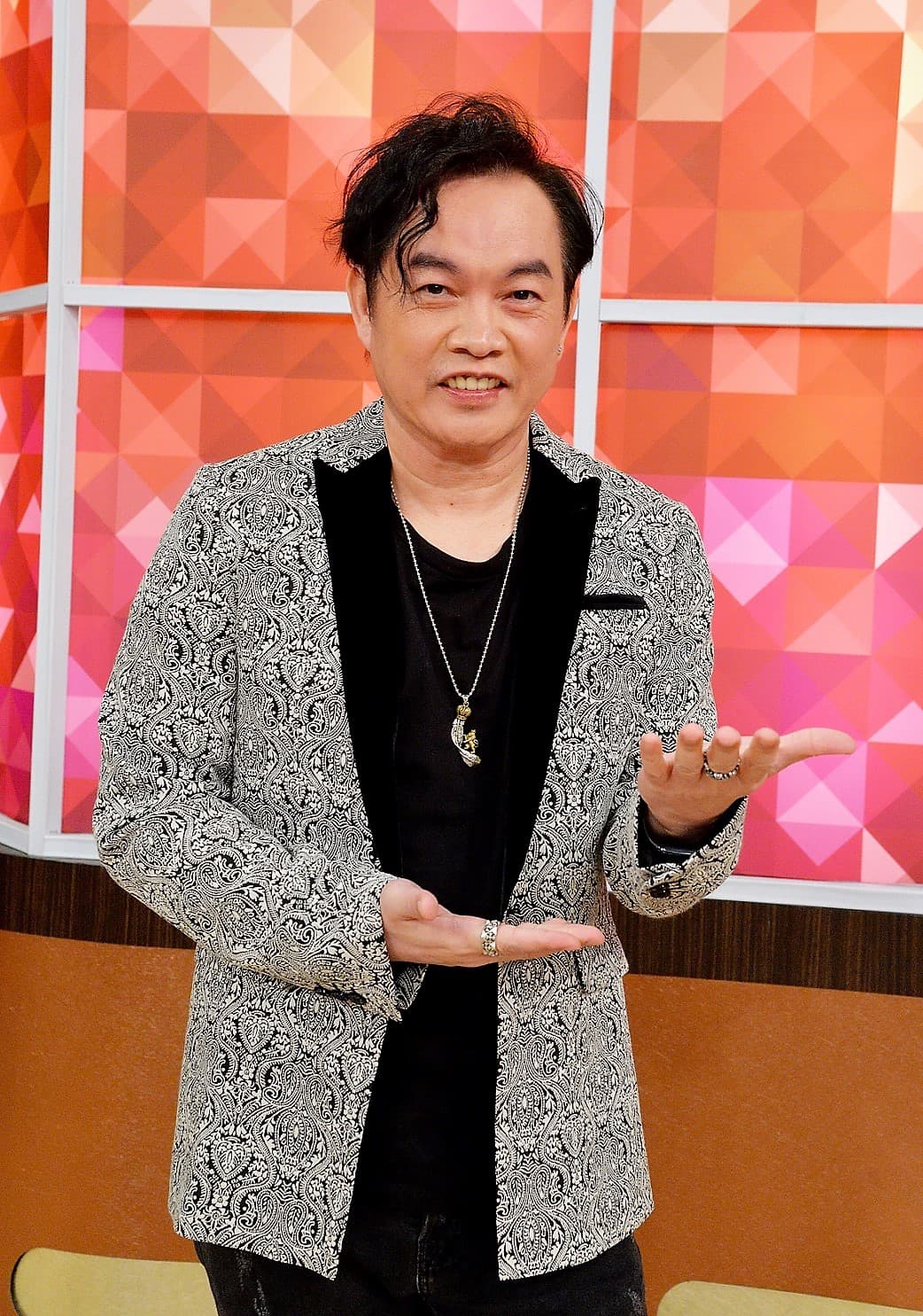 康康因為有位書店老闆友人,所以房間裡堆滿各國美女寫真集。(衛視中文台提供)