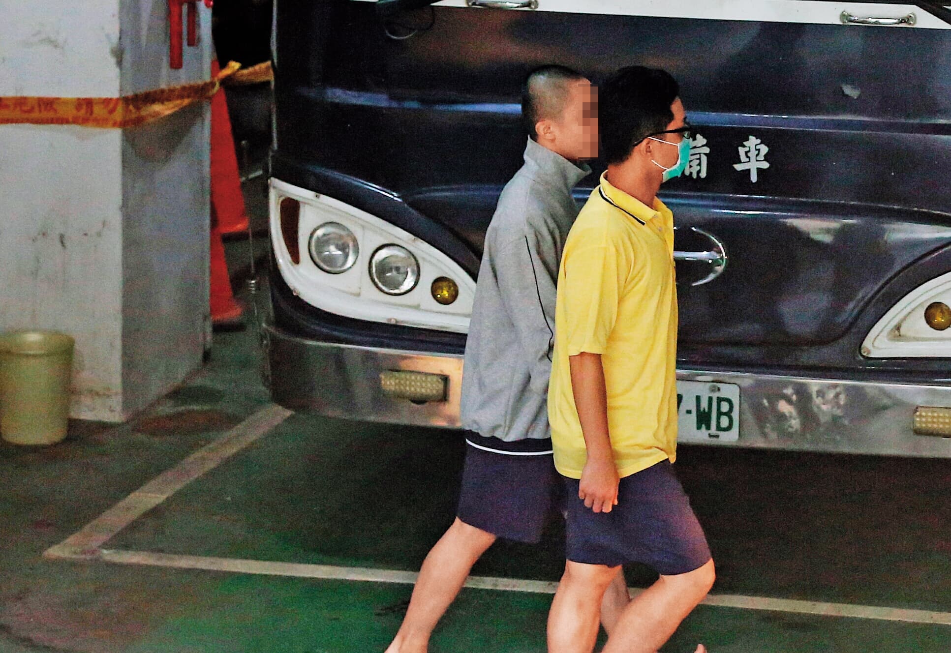 被收押禁見的國安局少校張恒嘉,過去在總統出訪時,負責向華航團購免稅菸品,檢方29日首度將他提訊,以釐清採購流程。