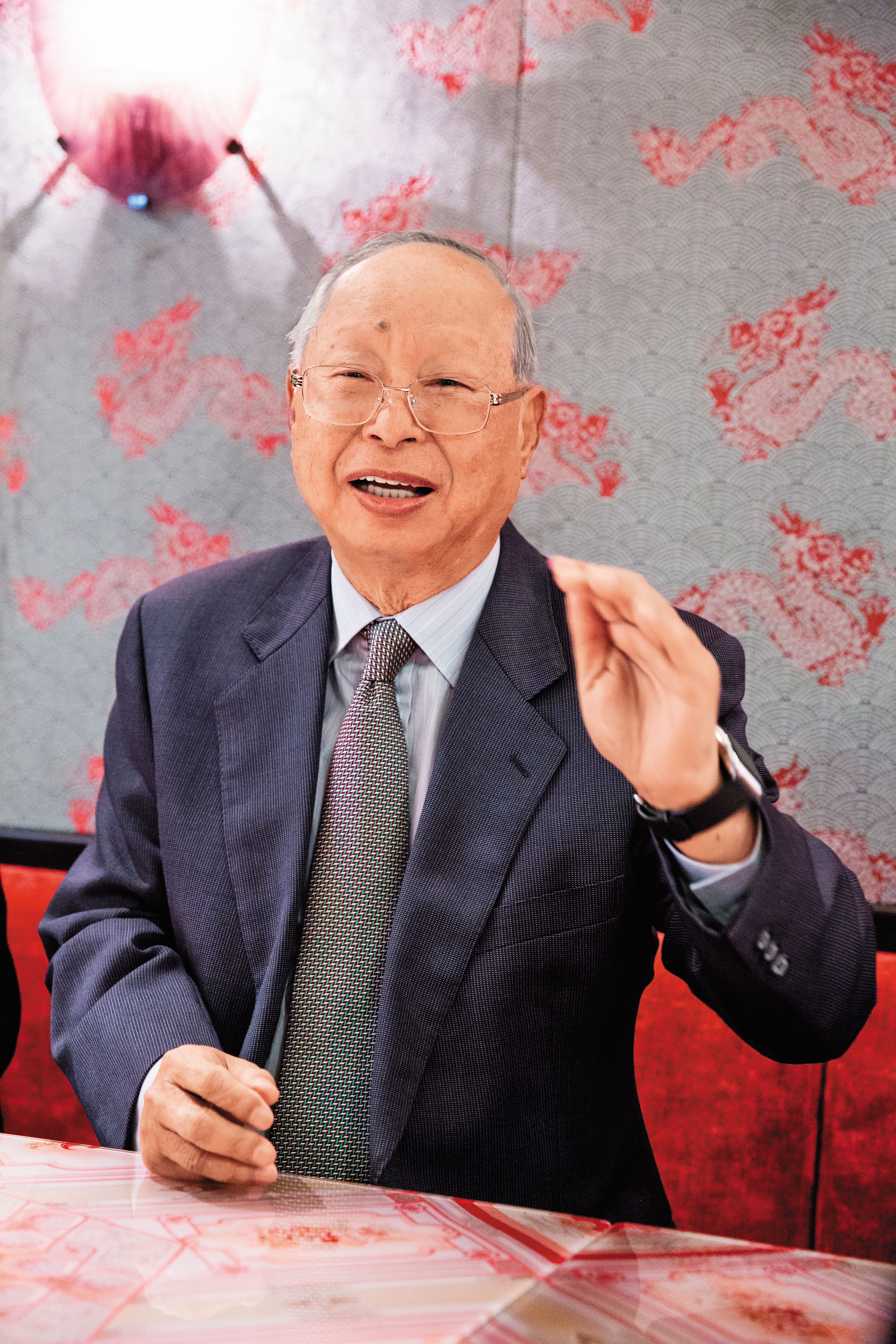 過去置身事外的新光三越董事長吳東興,被迫捲入新光吳家兄弟戰爭。