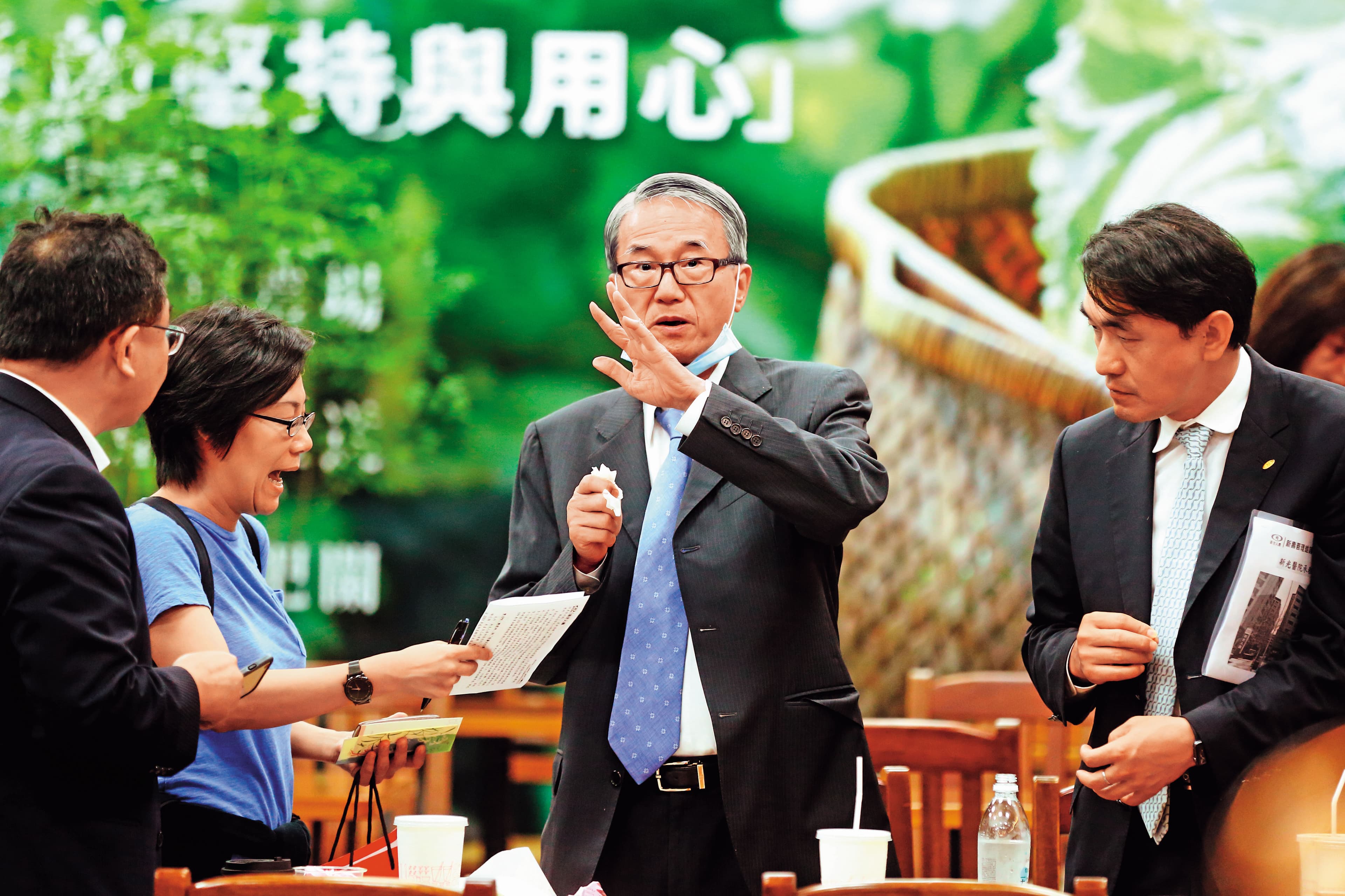 吳東進(中)圖謀新光三越董座大位,是為了明年新光金改選布局。
