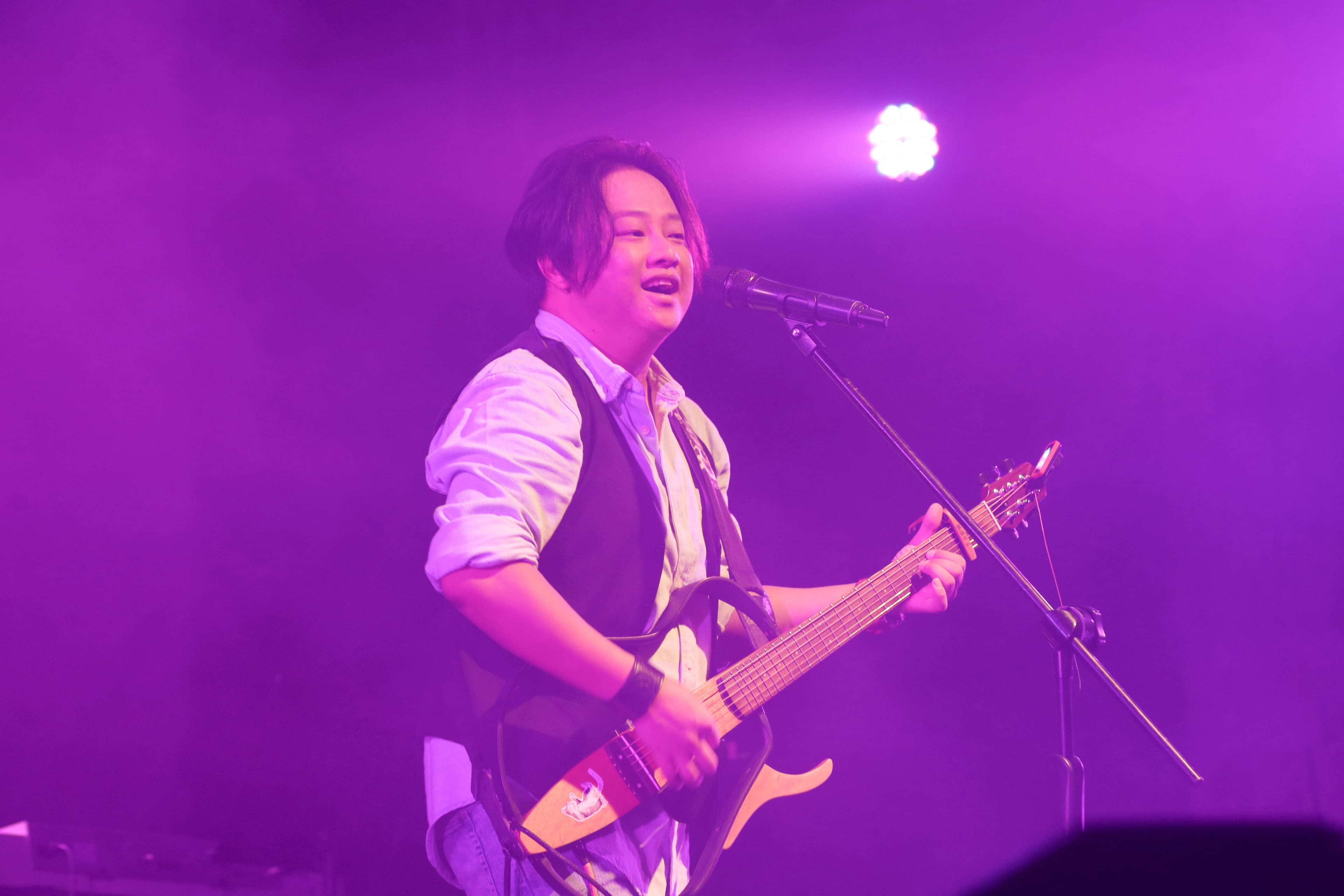 賴銘偉回到「神木」體型之後,留長髮的側面有股「安能辨我是雌雄」的風采。