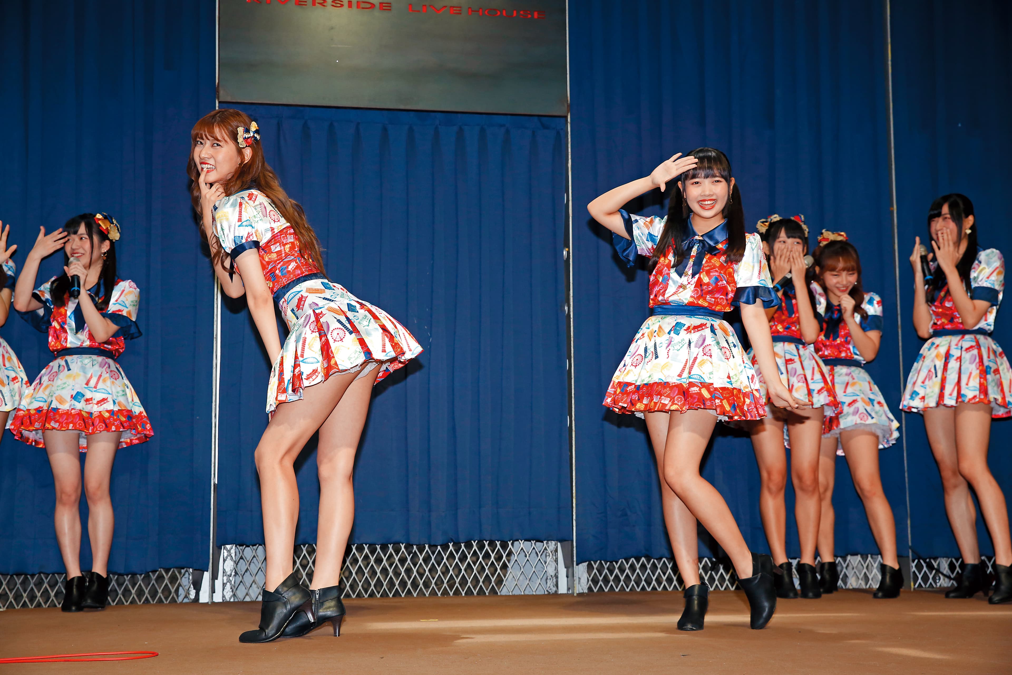 AKB48 Team TP的發片記者會上,美眉們跳得十分賣力,屁面散發熱力。