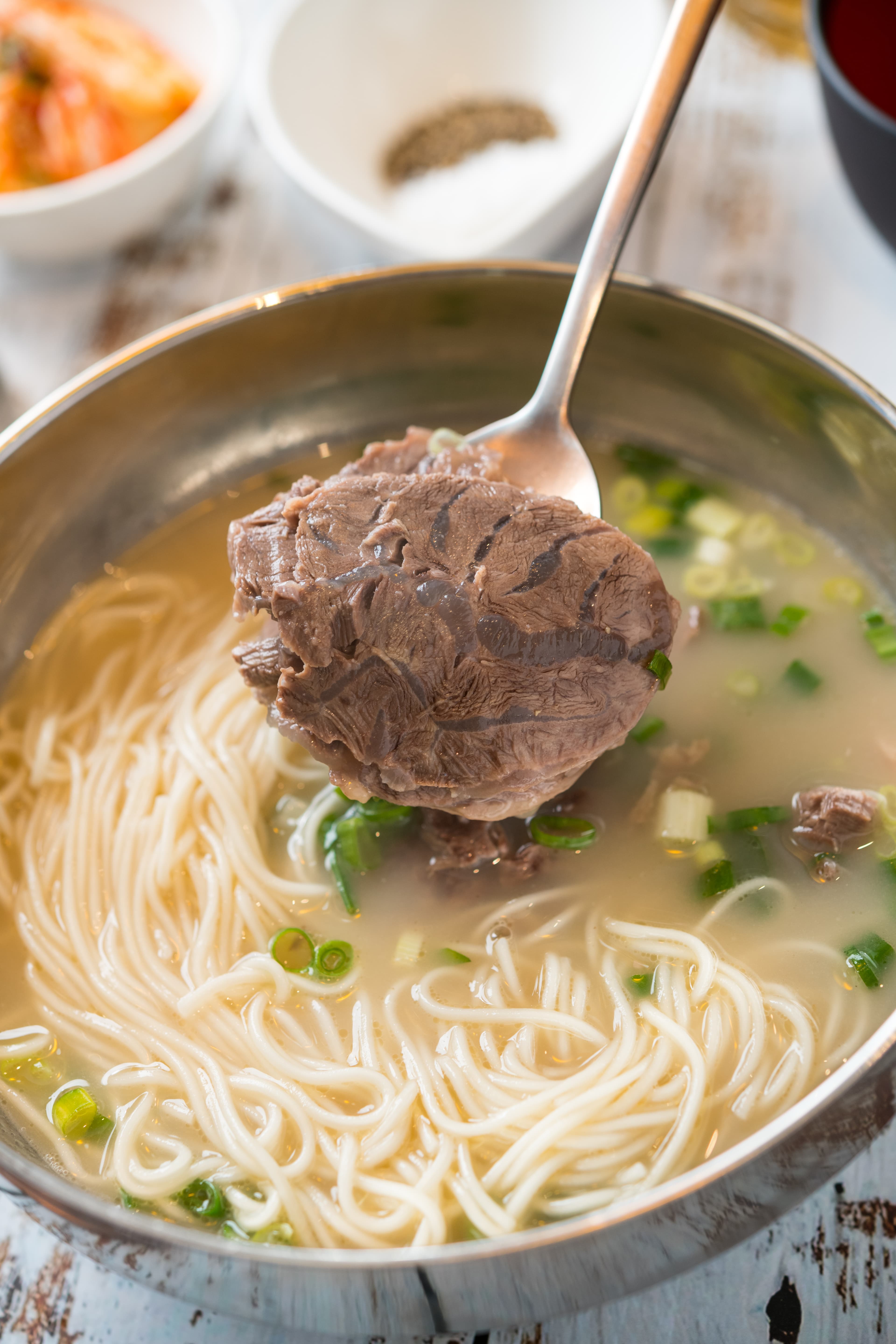 「牛肉雪濃湯」不加鹽和油調味,配上牛腱肉、細麵,聯想起清燉牛肉麵的鮮甜感。(580元/份)