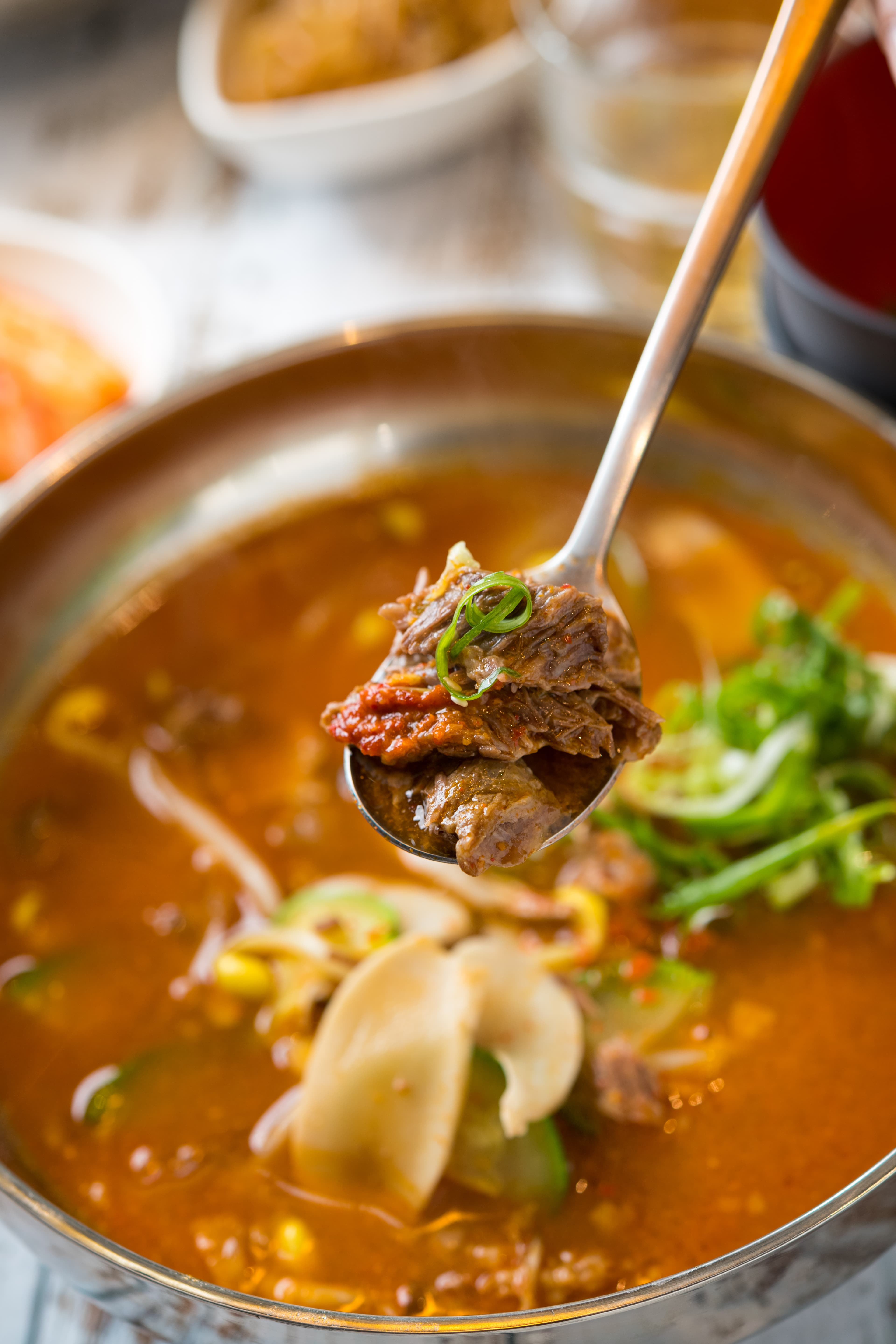 「辣牛肉湯」以韓式辣椒醬、辣椒粉和祕方調出的醬料調味,韓國人喝它解酒,我倒覺得味濃,更適合下酒。(580元/份)