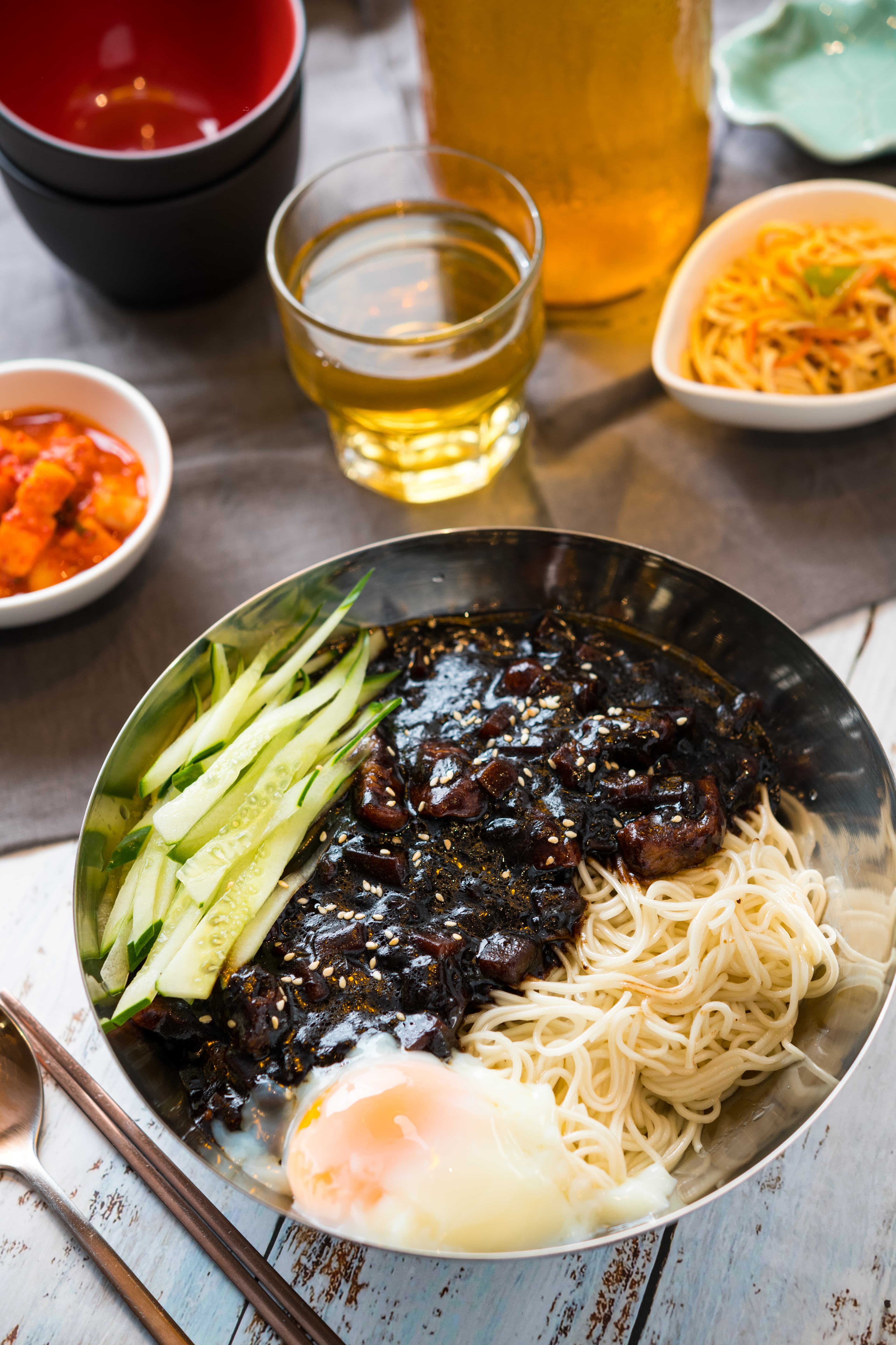 「韓式炸醬麵」澆上分量充足的醬汁,麵條就是要黏黏甜甜、亮晃晃的,像重現韓劇情節裡的美味。(180元/份)