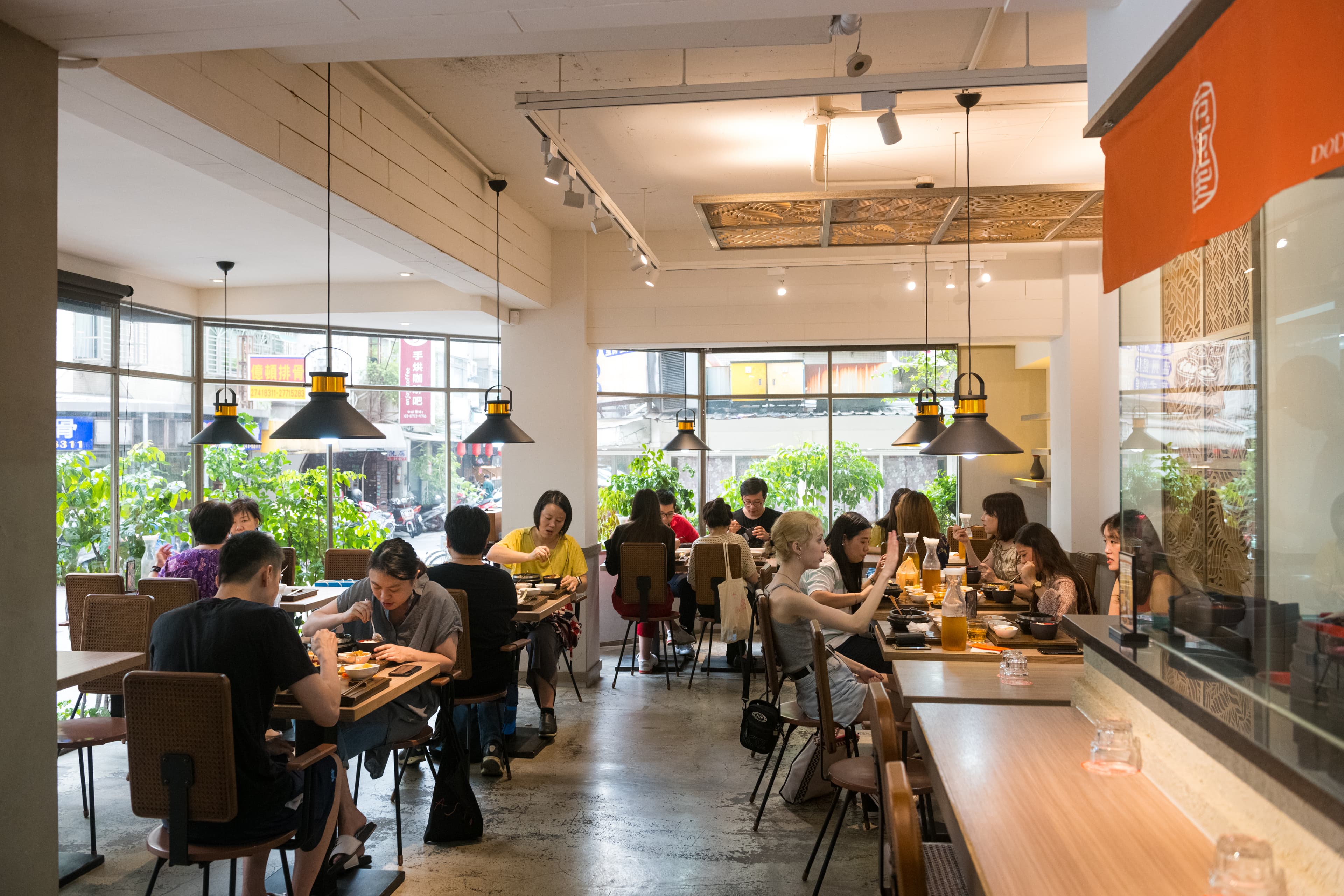 餐廳設計跳脫傳統風格,不說還以為是拉麵店。