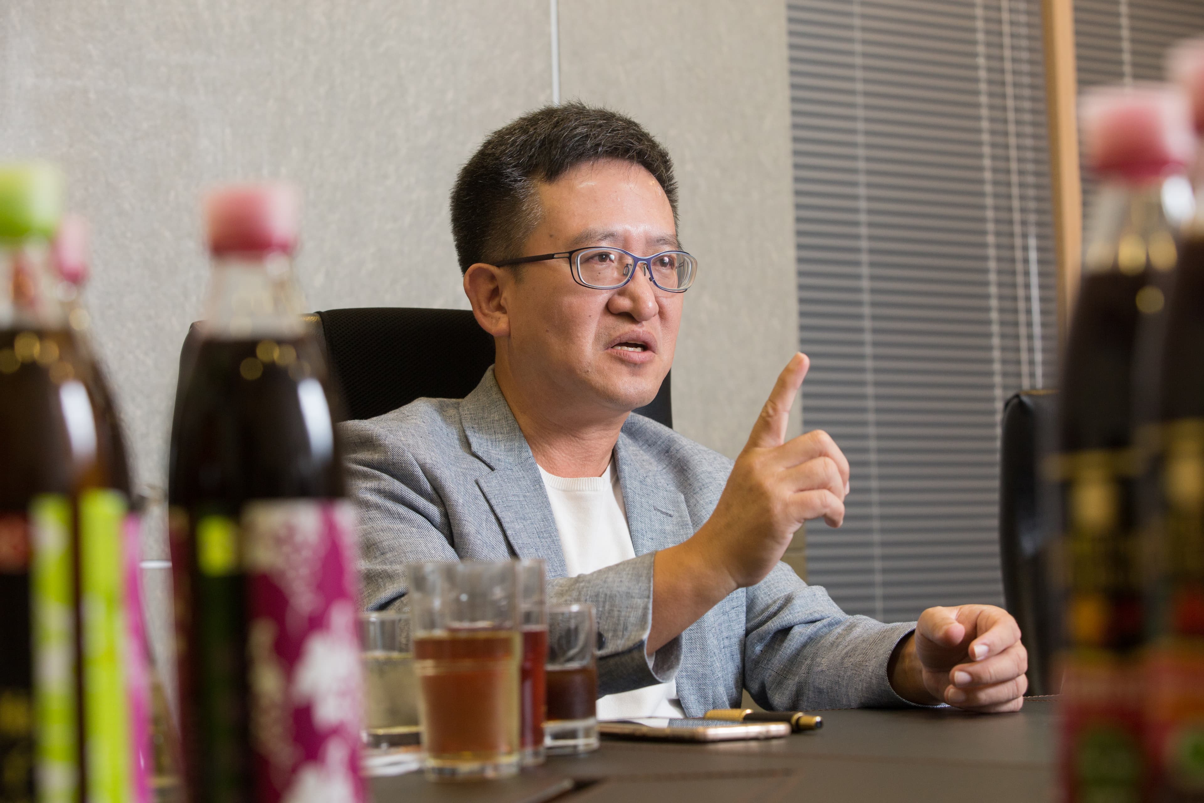 江中琨說，因不想和老東家搶市場，加上父親認為醋對人體有保健功效，決定投入研發健康醋。