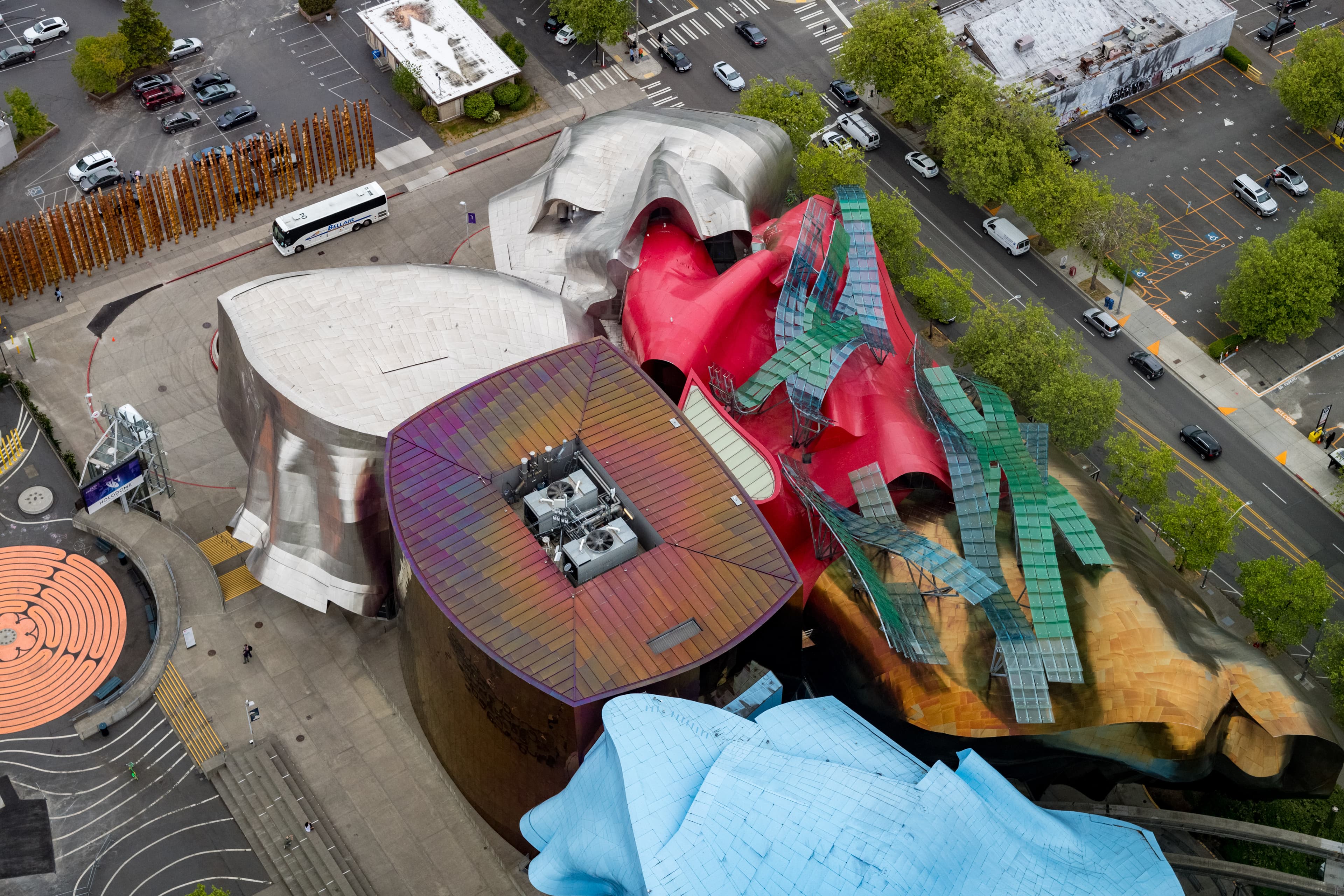 有人認為Frank Gehry為MoPOP設計的是世界上最醜的建築,也有人認為這是最奇幻的建築。