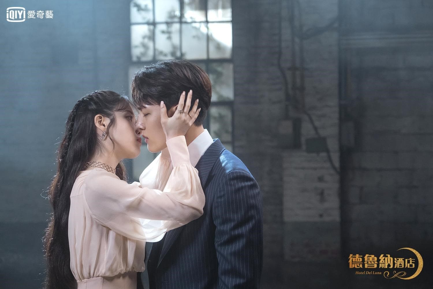 IU(左)及呂珍九(右)在第4集就上演吻戲。(愛奇藝台灣站提供)