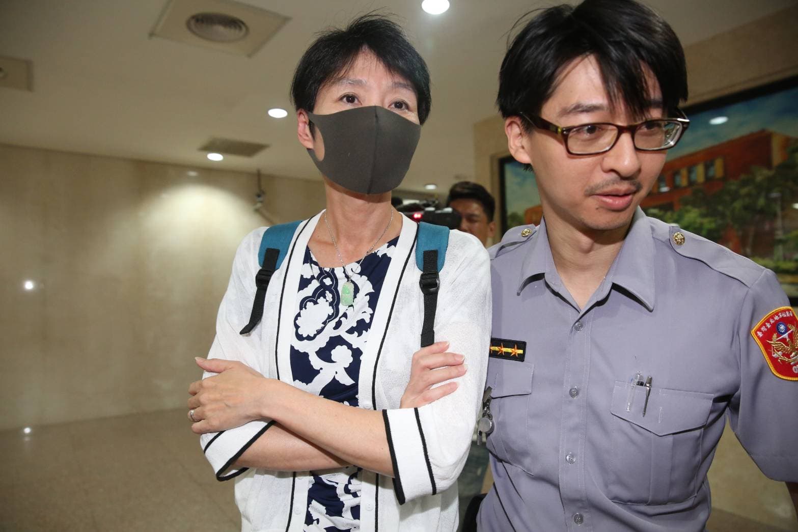 華航空品處協理于堯等10名員工被依證人身分傳訊,面對記者詢問不發一語,訊後請回。
