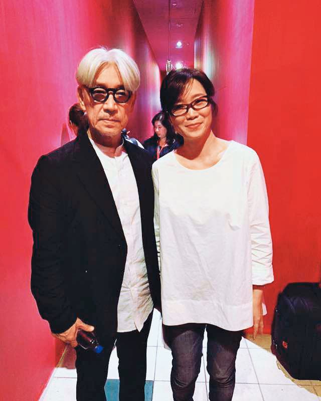 今年6月配樂大師坂本龍一為電影來台,雷光夏獲邀主持映後座談,與偶像見面,令她相當興奮。(翻攝自雷光夏臉書)