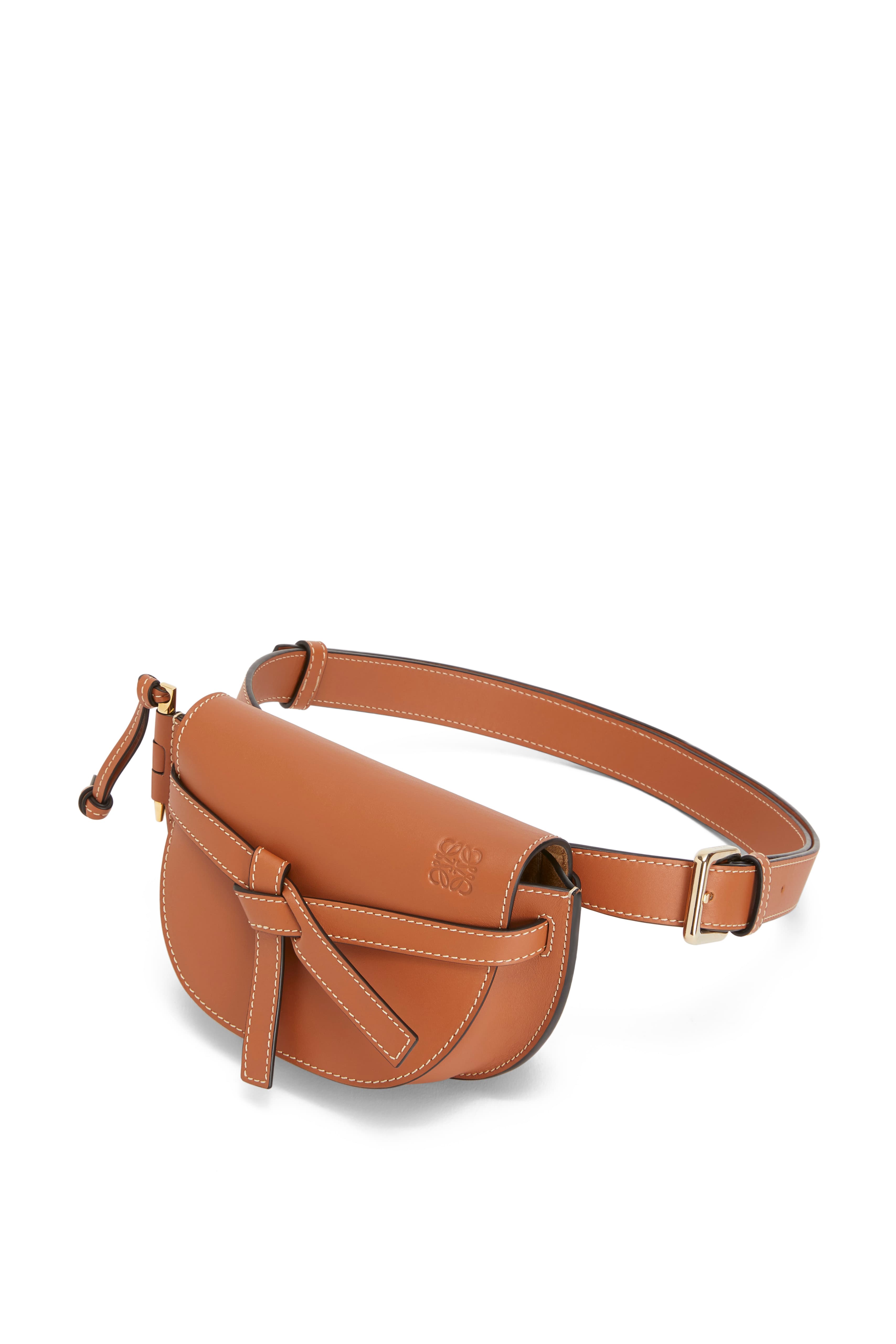 Gate Bumbag焦糖色小牛皮斜背腰包。$51,000(LOEWE提供)