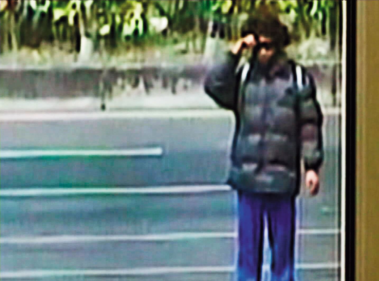 警方調閱監視器,發現陳佳富變裝戴假髮出現在嘉義公路旁。(翻攝畫面)