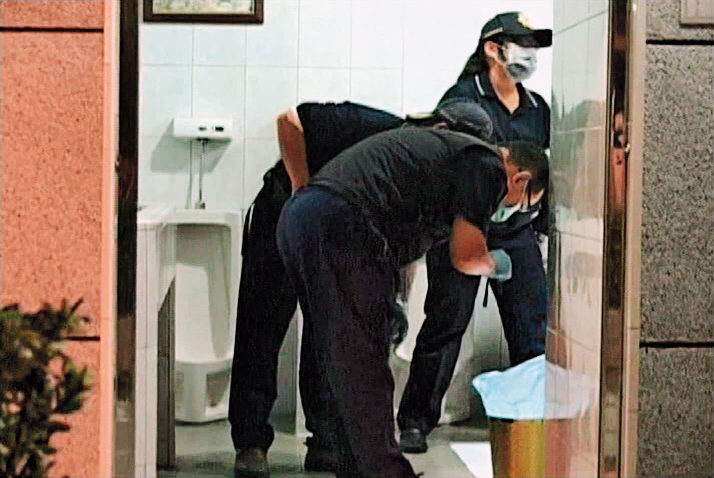 嘉義警方在發現頭顱的公廁中進行採證。(東森新聞提供)