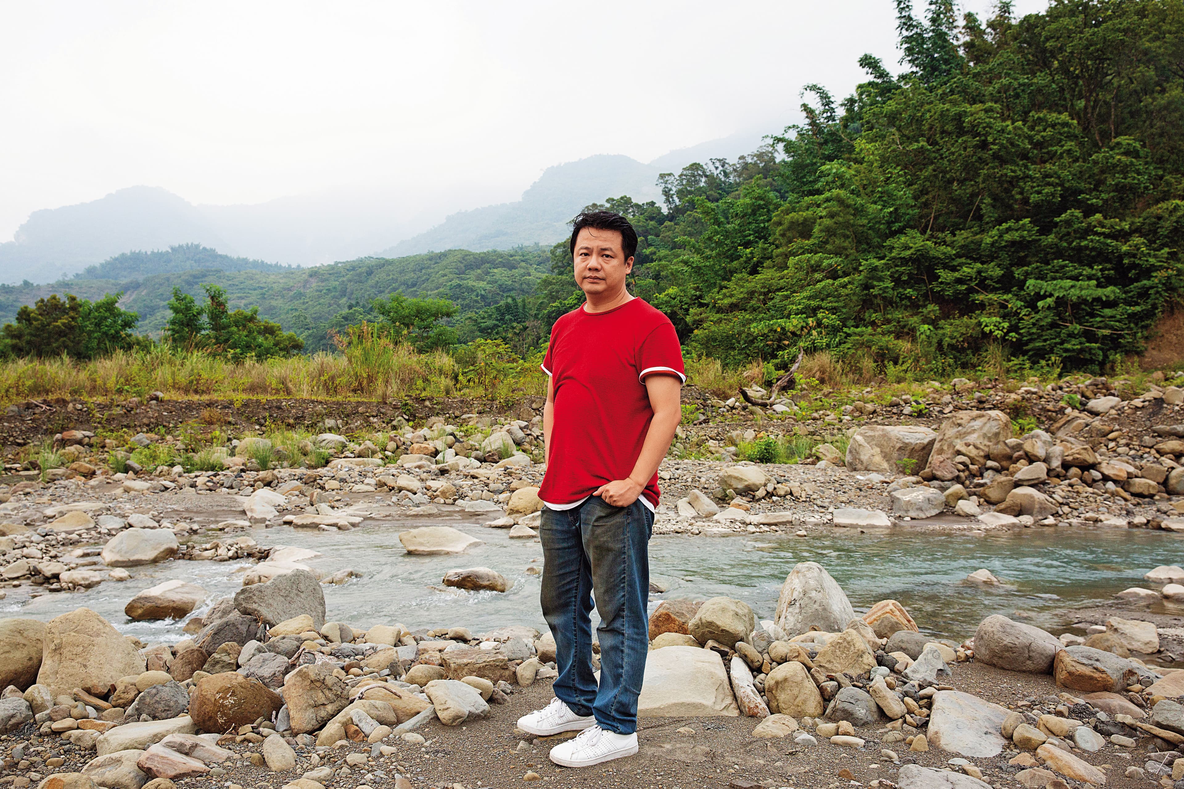蔡松諭在風災後陪伴村人爭取更適合的永久屋方案及國賠,紀念公園中的碑文也是他所寫。
