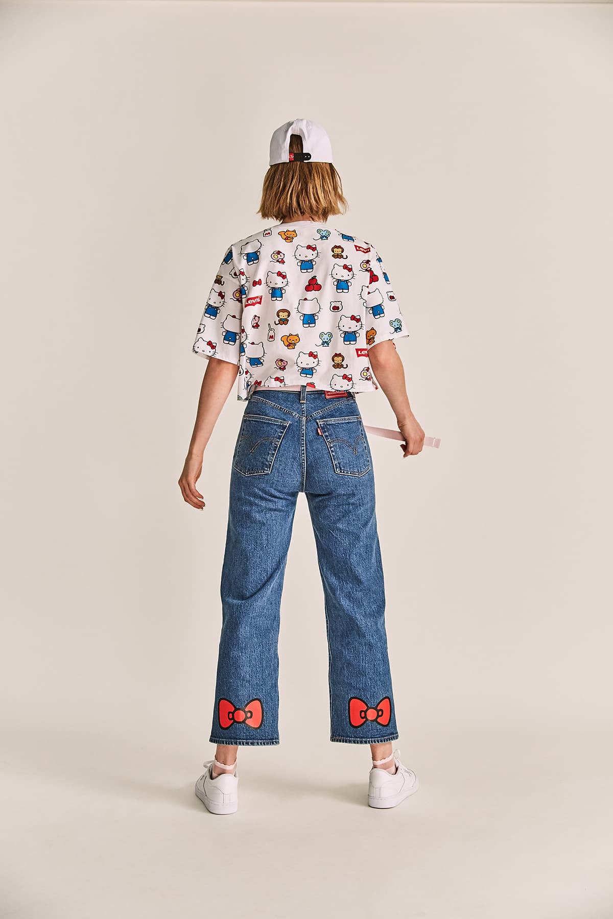 LEVI’S x HELLO KITTY聯名系列為街頭美式風格設計，包括各式短TEE上著、帽TEE與丹寧產品。（LEVI’S提供）