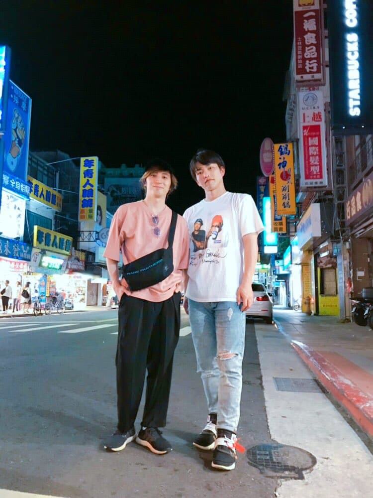 w-inds.千葉涼平(左)和DA PUMP的KENZO抽空夜遊台北。(翻攝自千葉涼平推特)