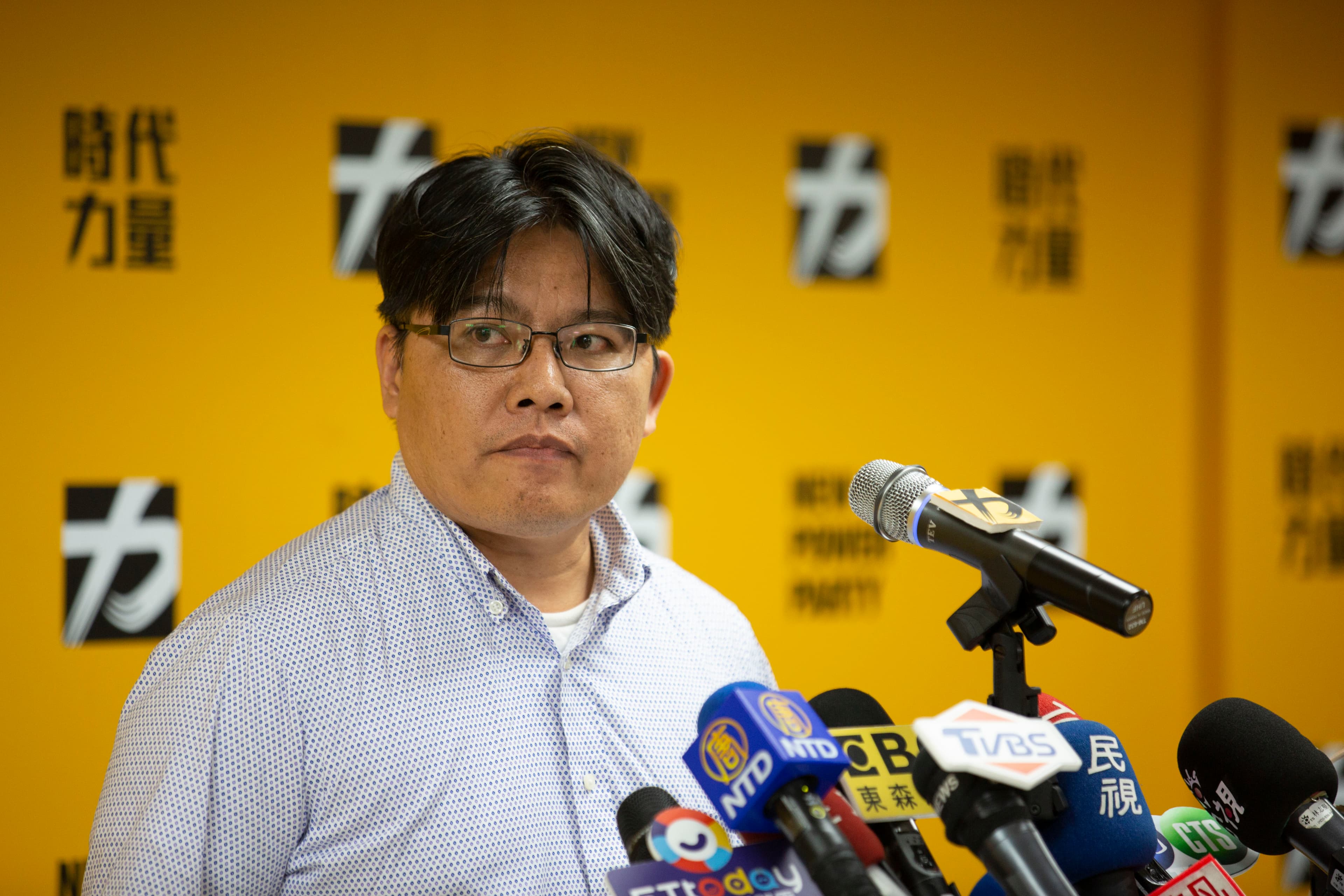 邱顯智近日與黨內立委包括黃國昌、徐永明等人會面時,黃、徐都對二黨主席會面樂觀其成。