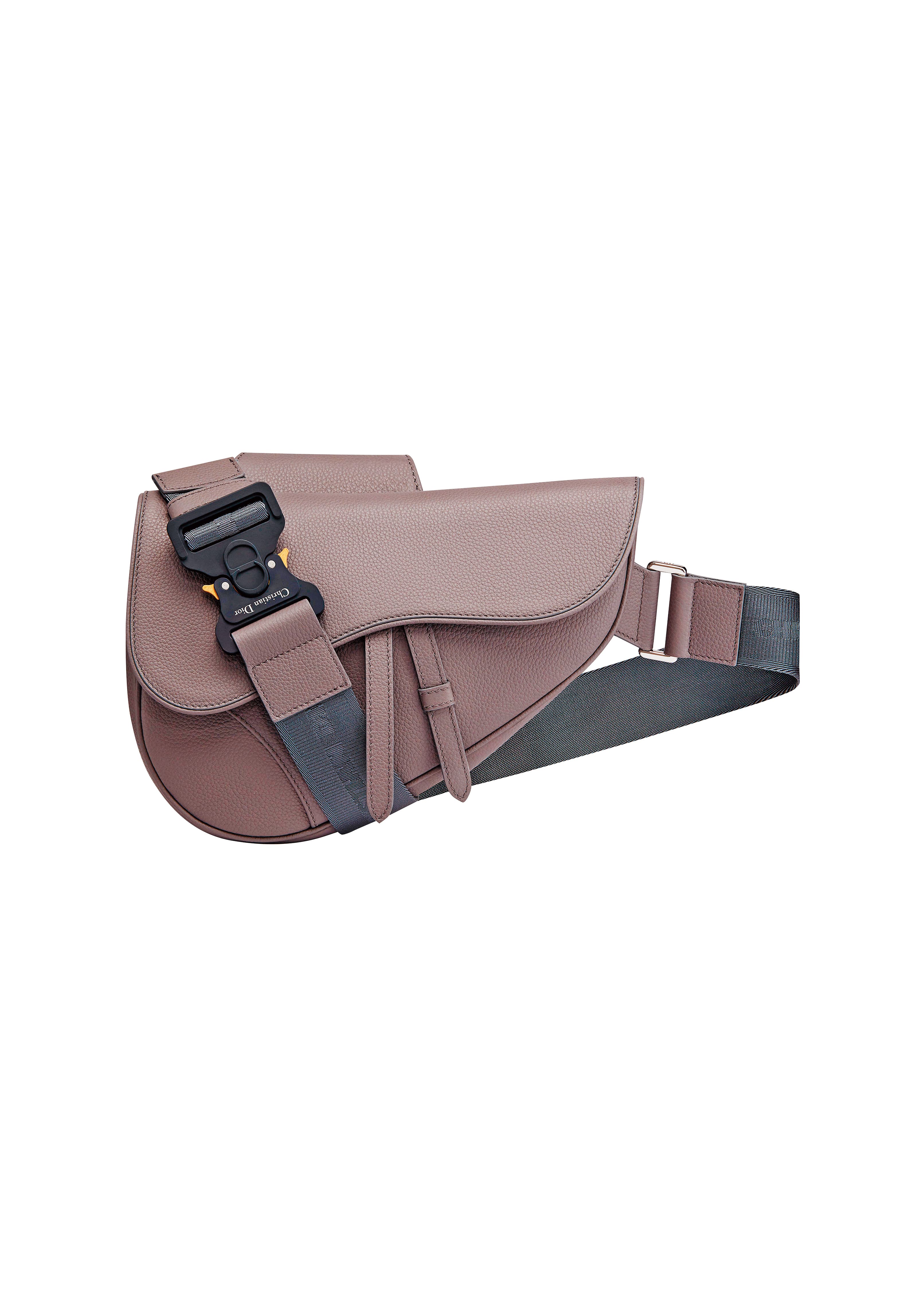 DIOR Saddle灰色粒紋小牛皮馬鞍包 NT$90,000。(DIOR提供)