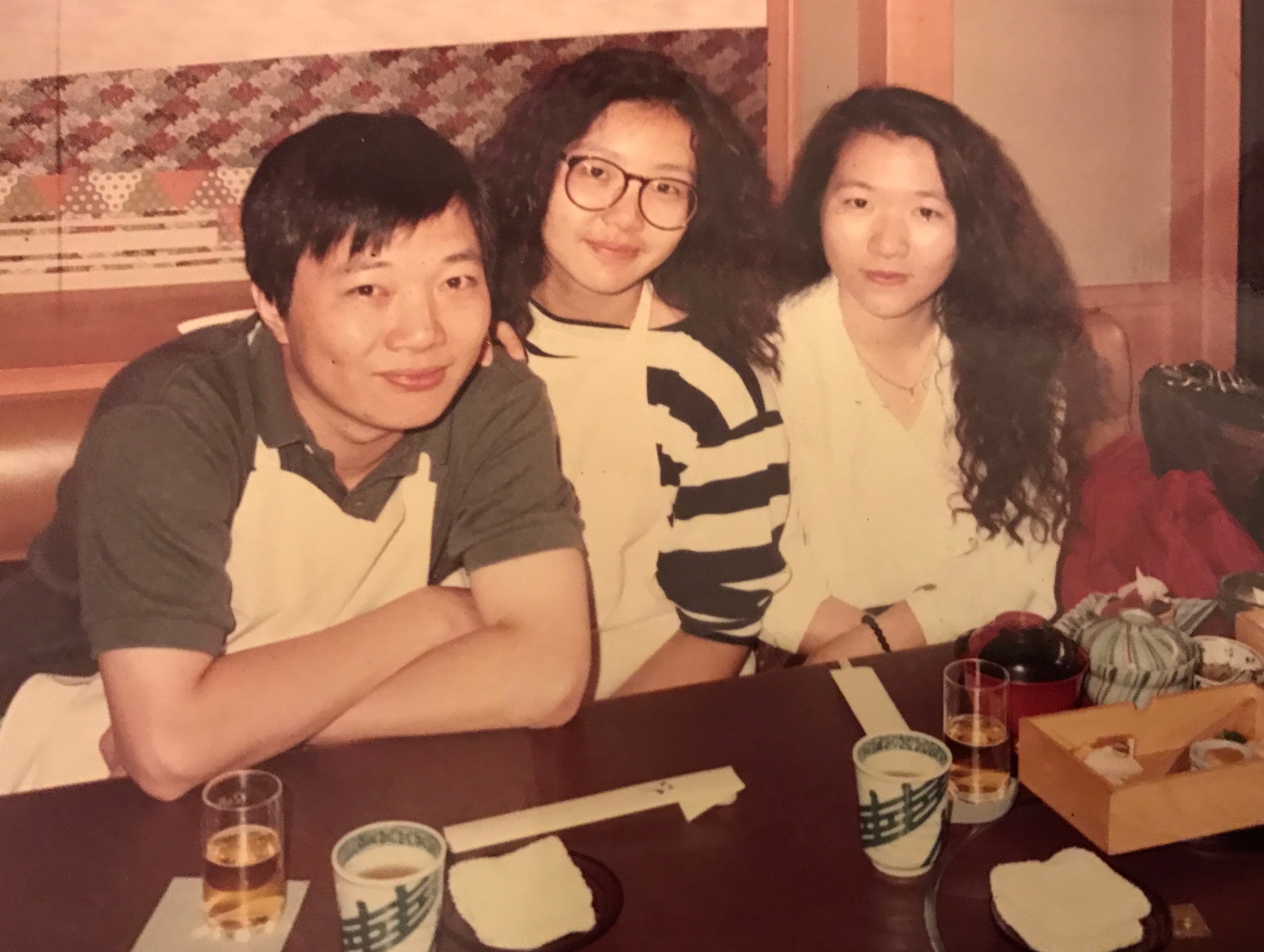 張光斗在日本工作時,與妹妹(中)和妻子(右)的合照。(張光斗提供)