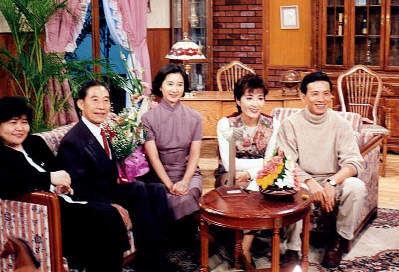 《點燈》在1990年代時的現場照片,右起為吳念真、當時的主持人靳秀麗、蘇明明、明驥、焦雄屏。(張光斗 提供)