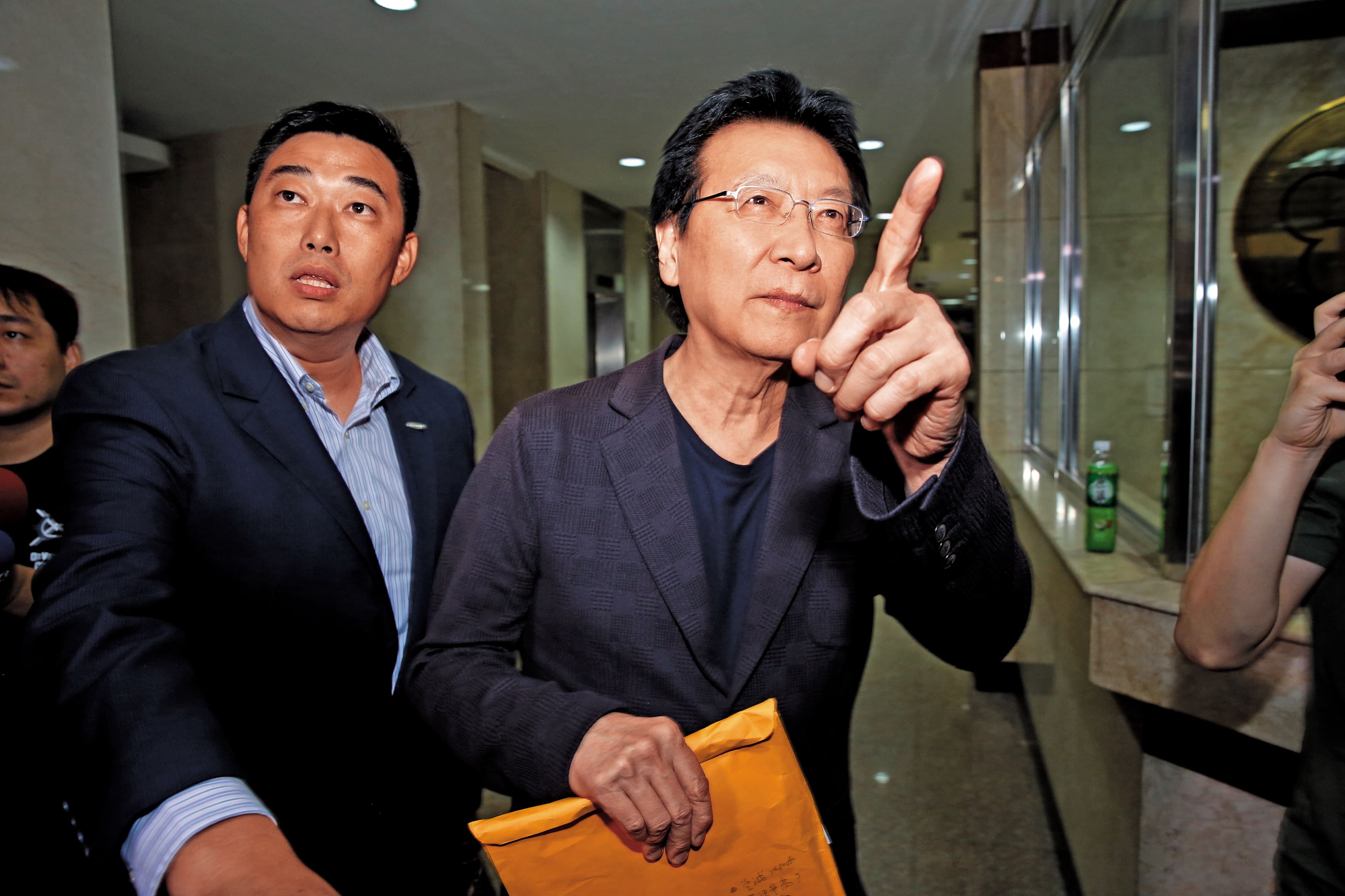趙少康(右)被傳不滿節目《少康戰情室》來賓、內容遭干涉,因此請辭,最後陳文琦以藍軍團結為由慰留。