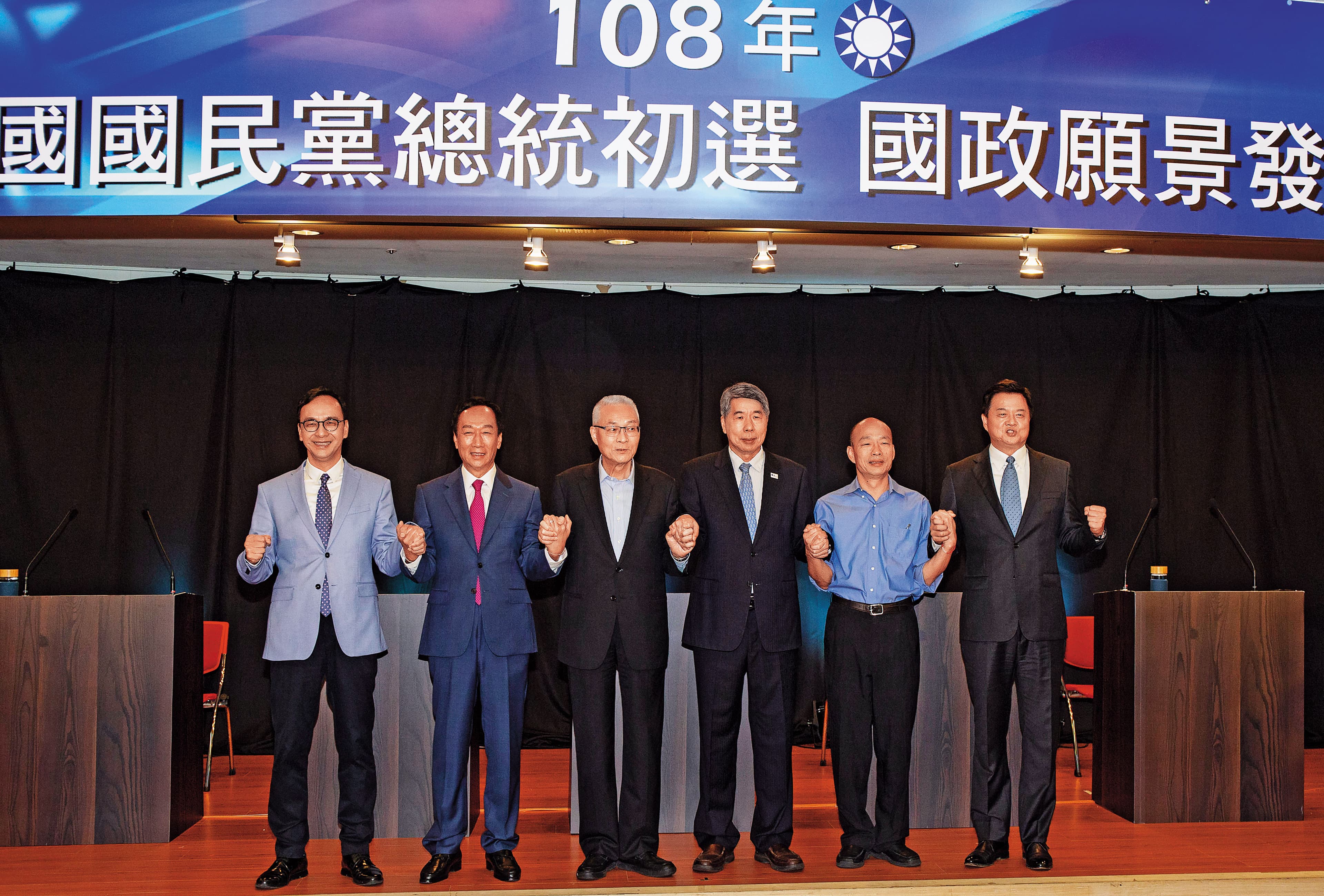 國民黨初選期間,鴻海創辦人郭台銘(左2)與高雄市長韓國瑜(右2)間的競爭激烈,也引發媒體選邊站效應。