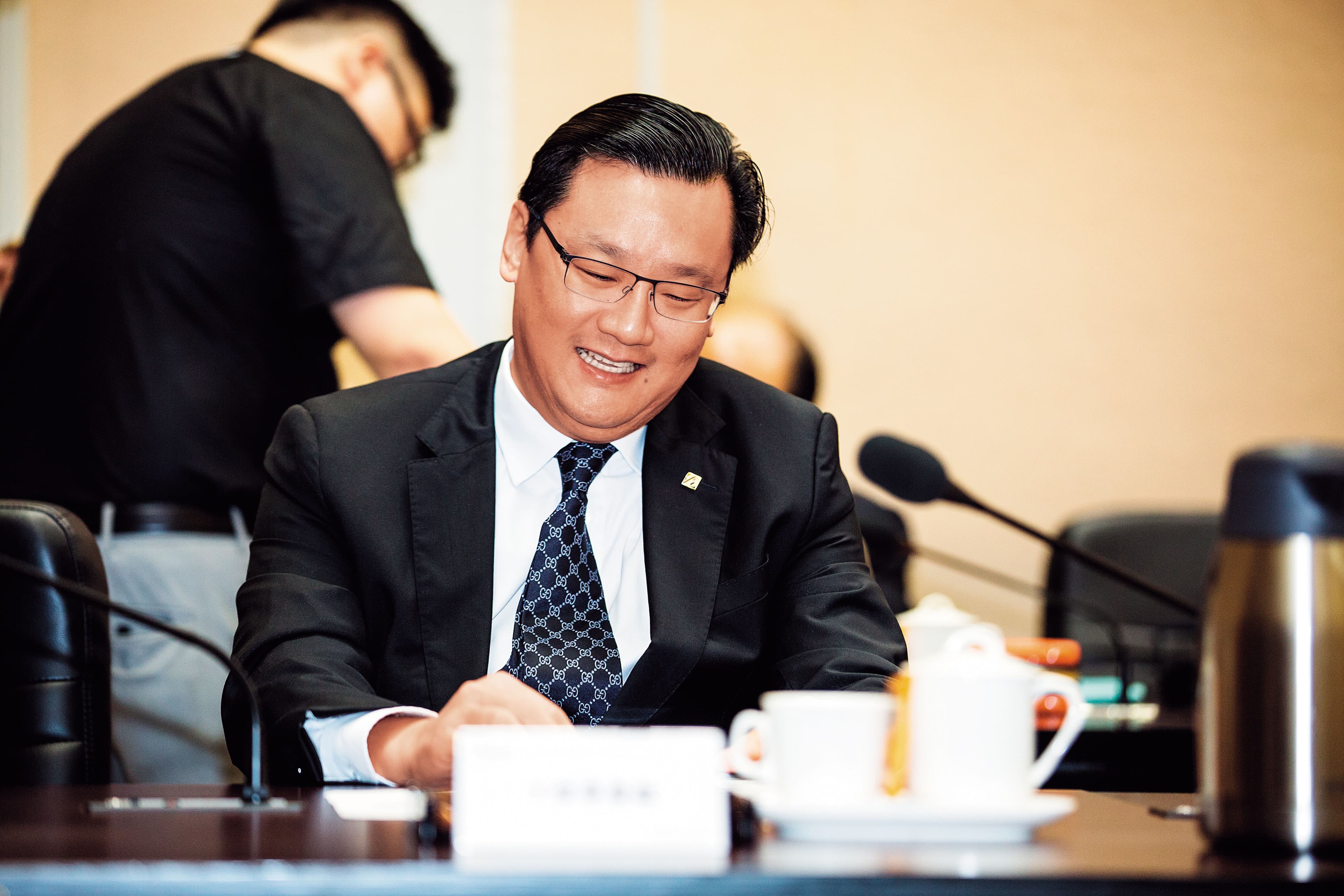 2015年張孝威找上有意投資台灣媒體的中央貿開董事長丁廣鋐,與王雪紅一起買下台灣TVBS股權,成為第2大股東。