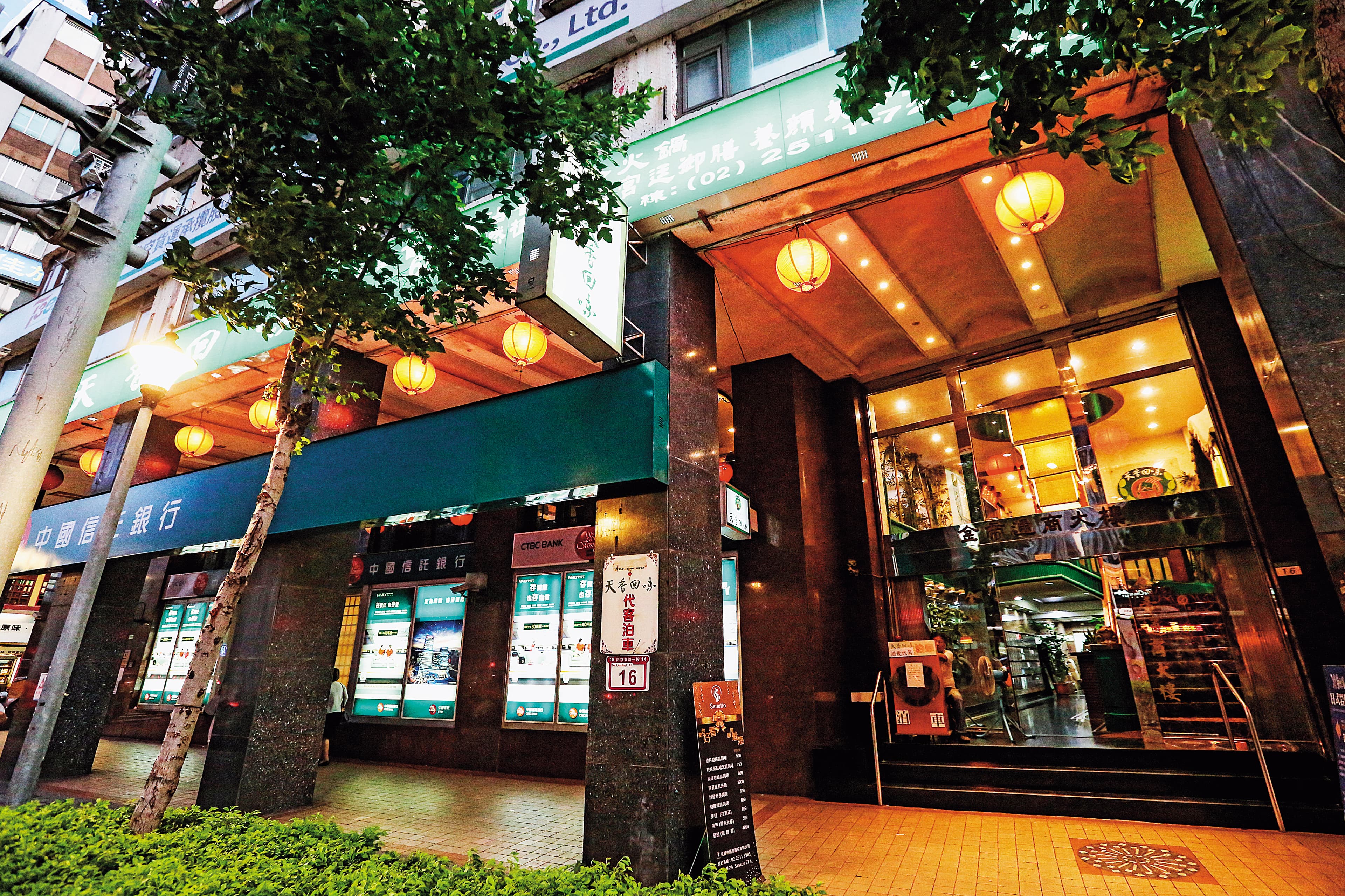 謝維洲回歸平淡改當上班族,在北市南京東路該棟大樓的物流公司工作。
