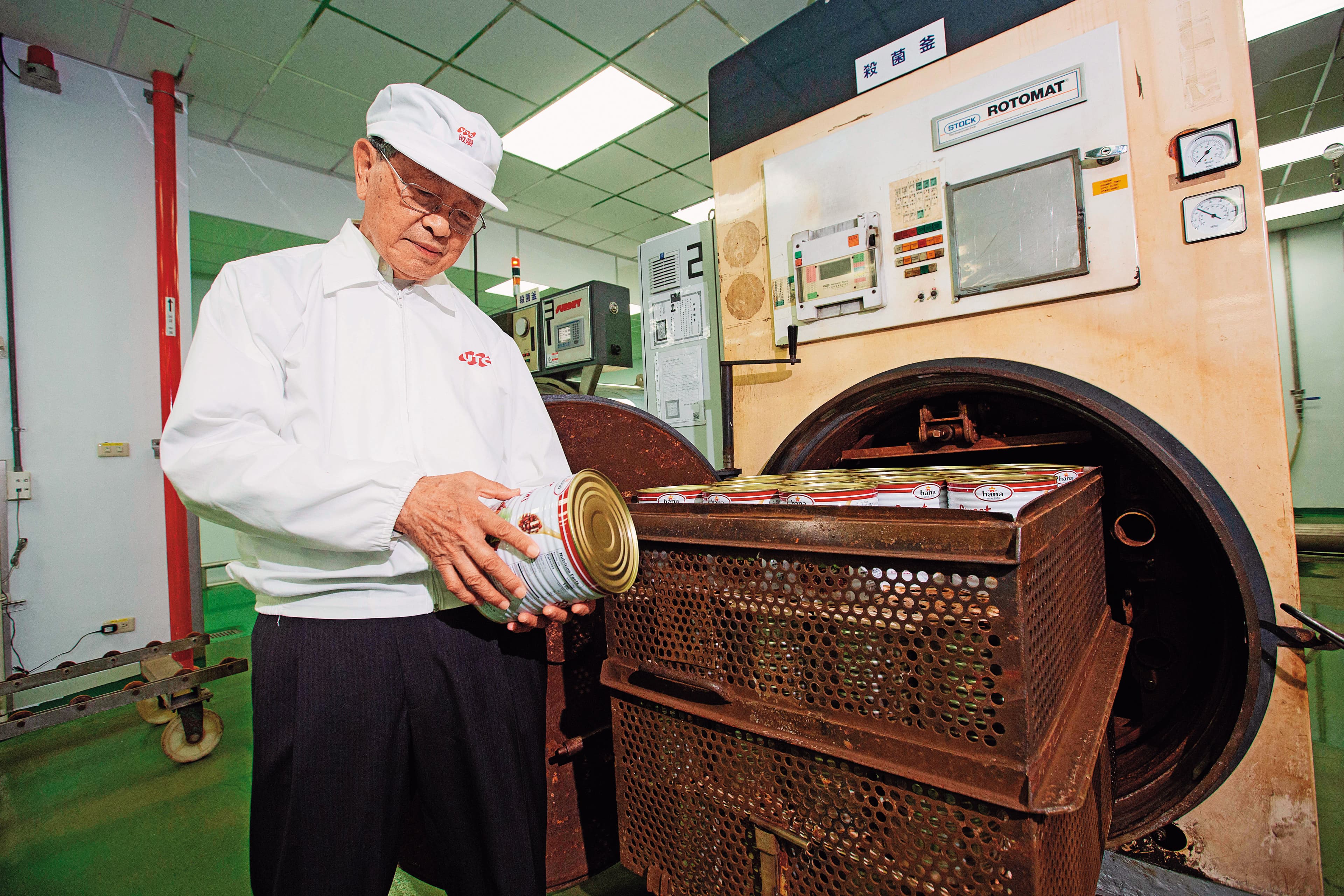 林柏榮投資設備不手軟,30年前就砸600萬元引進台灣第一台德製旋轉式殺菌機。