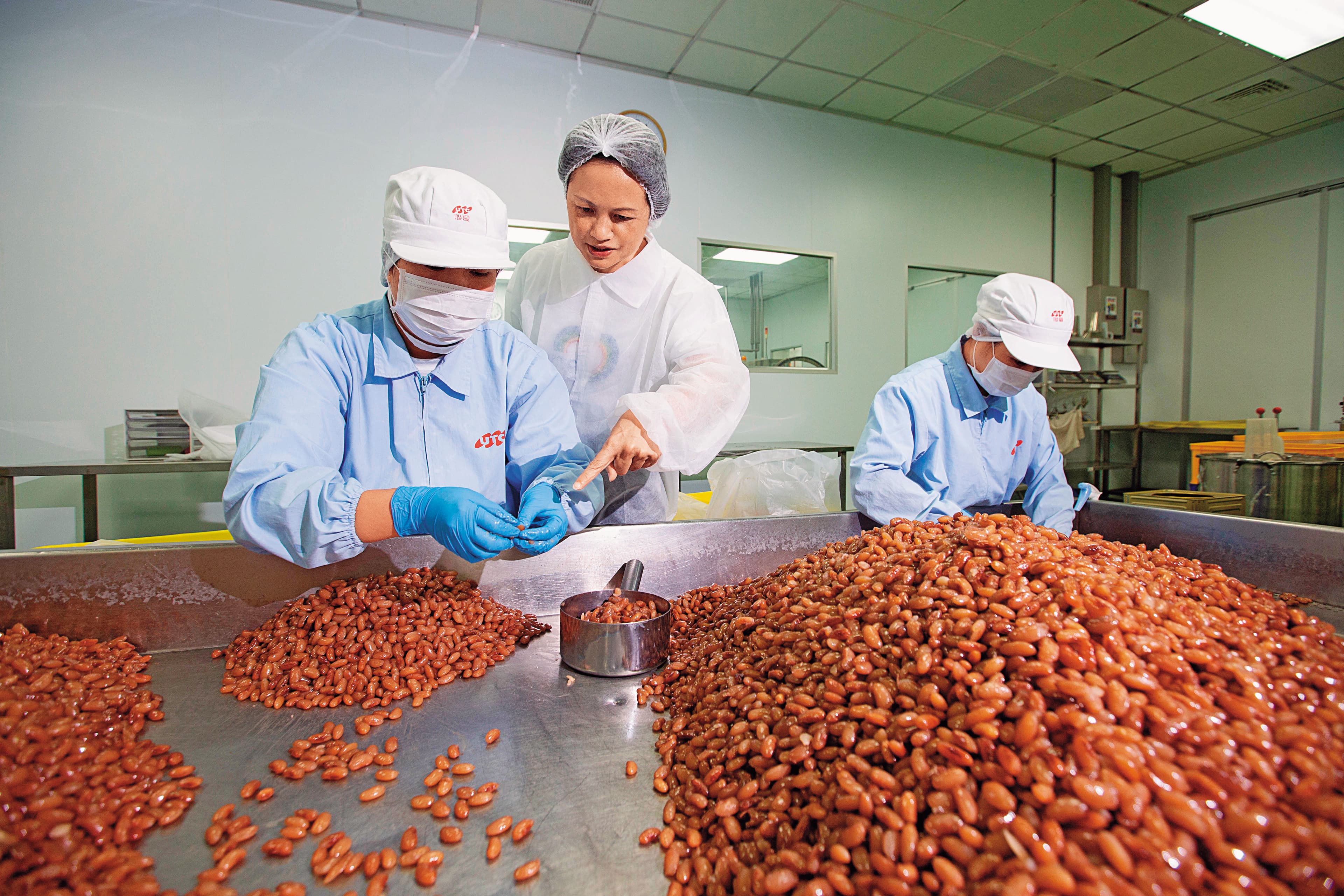 身為豆餡專家,聯夏食品出口日本的蜜花豆得經過人工挑除破豆,用品質提高競爭力。