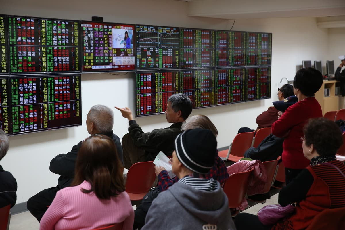 傳統股票交易只能看漲跌,選擇權不僅漲跌都能作,甚至連盤整也能操作。