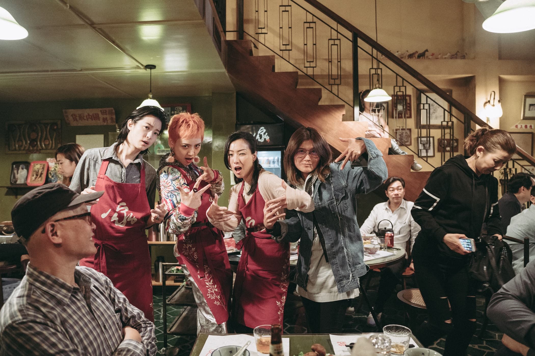 鄭秀文打破喜劇天后既有印象,在片中演出平凡大姊,但私下仍活力十足,很會搞笑。(華映提供)