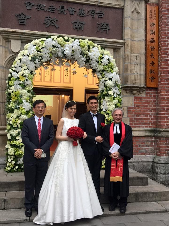 李坤儀(左2)與夫婿趙贊凱(右2)2015年12月結婚後,已生1個女兒。(翻攝濟南教會臉書)